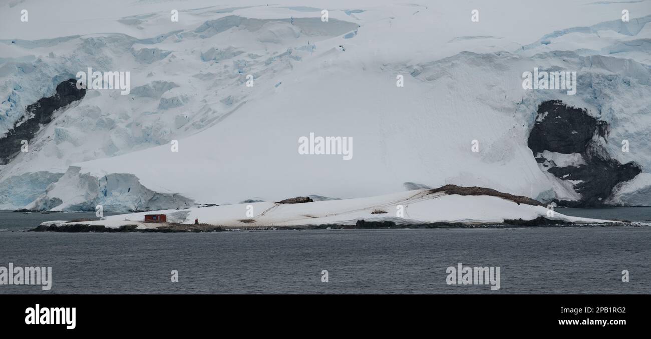 Argentinische Hütte auf Trinity Island - Mikkelsen Hafen - Antarktis Stockfoto