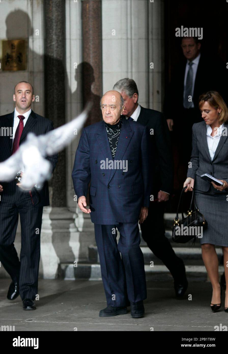 Mohamed Al Fayed, center, leaves the Royal Court of Justice in London, Tuesday, Oct. 2, 2007, after the first day of the inquest into the death of Princess Diana and his son Dodi Al Fayed. Princess Diana and her companion Dodi died in a car accident in Paris when their car driven by chauffeur Henri Paul crashed into a pillar at the Pont d'Alma tunnel on Aug. 31, 1997. At left a bird flies past the entrance to the court. (AP Photo/Sang Tan) Stockfoto