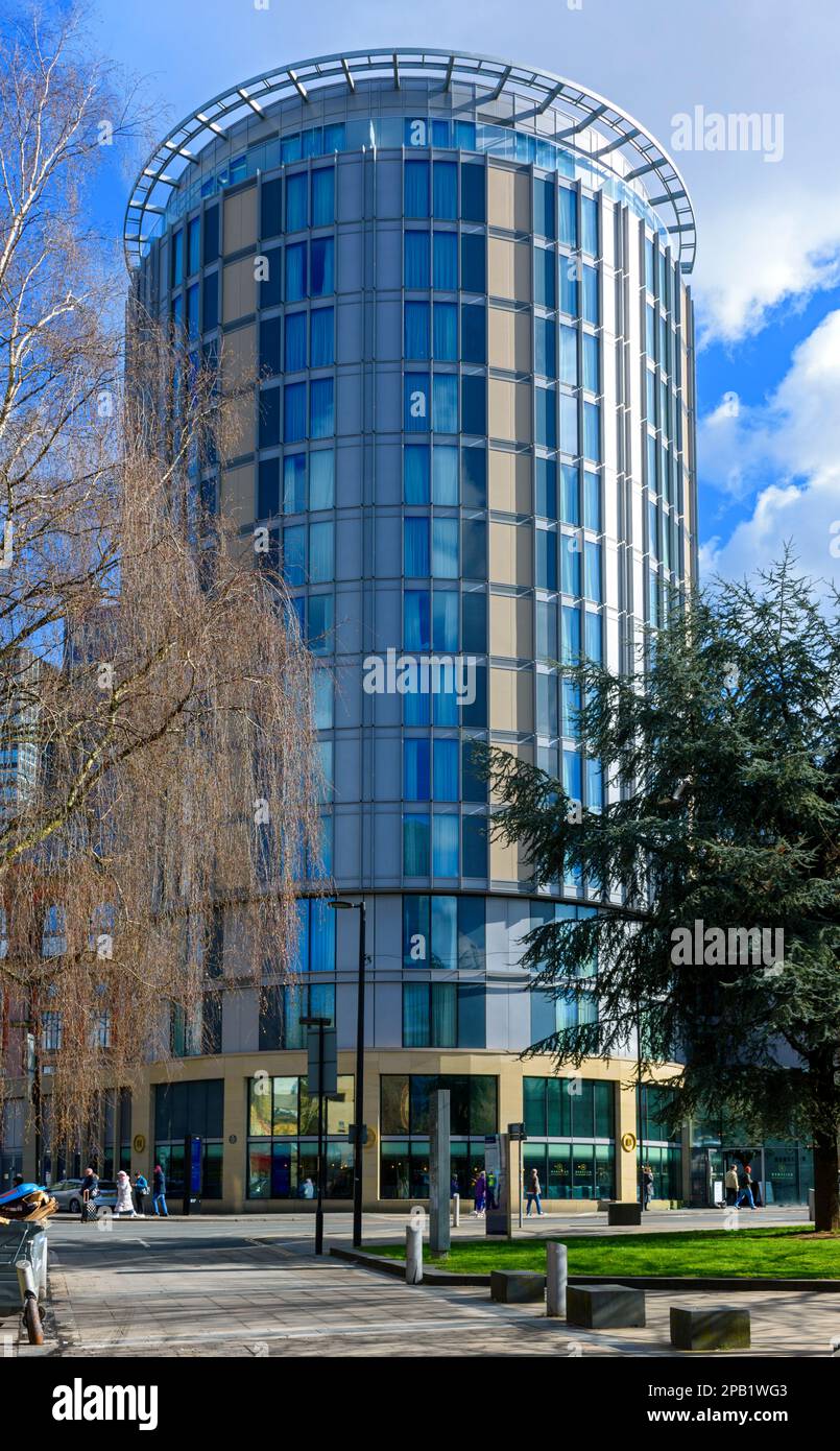 Das Hotel Indigo Gebäude, aus Cathedral Gardens, Manchester, England, Großbritannien Stockfoto