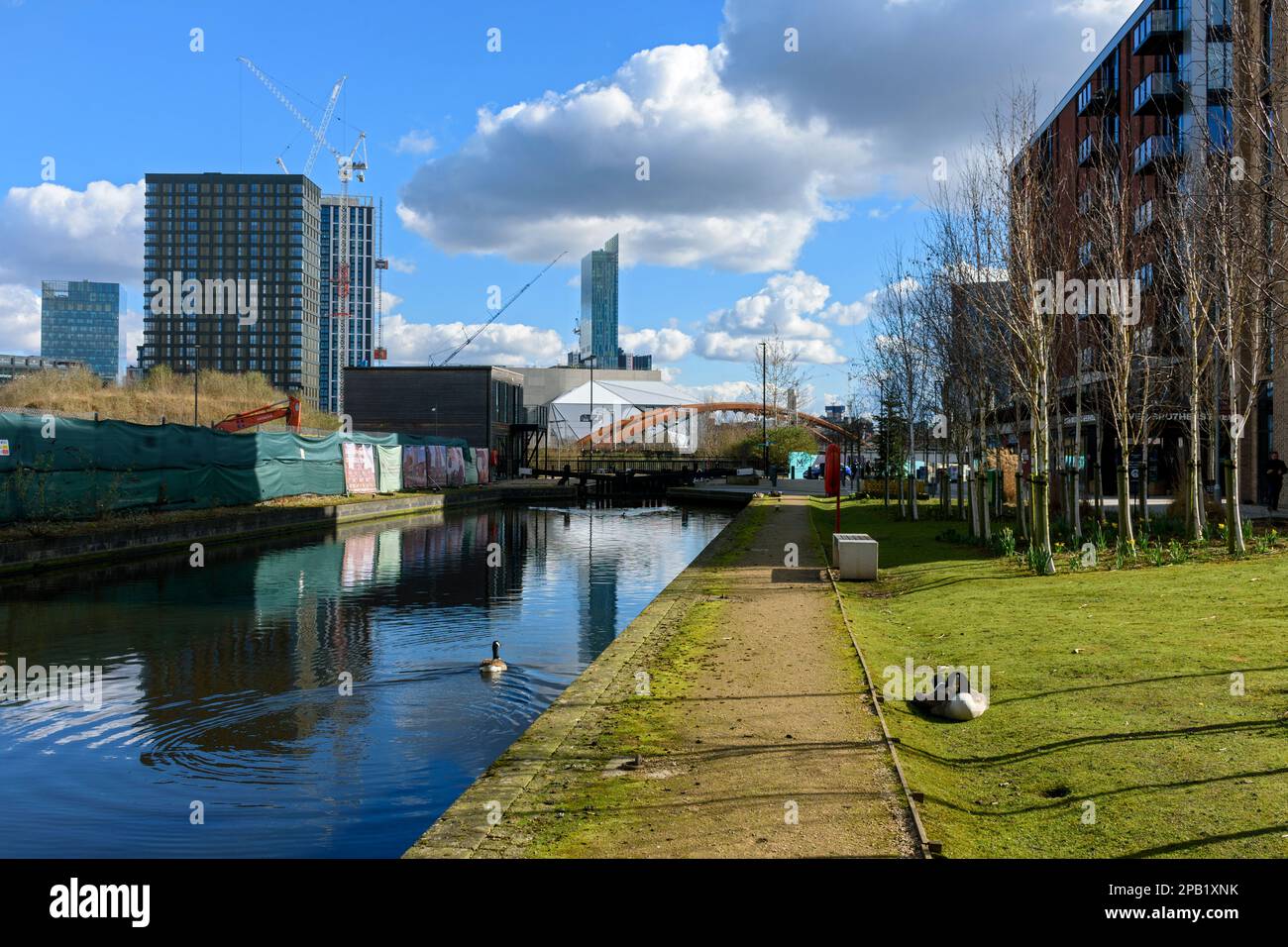 Der Beetham Tower von Middlewood lockt die Entwicklung über Manchester, Bolton und Bury Canal, Salford, Manchester, England, Großbritannien Stockfoto