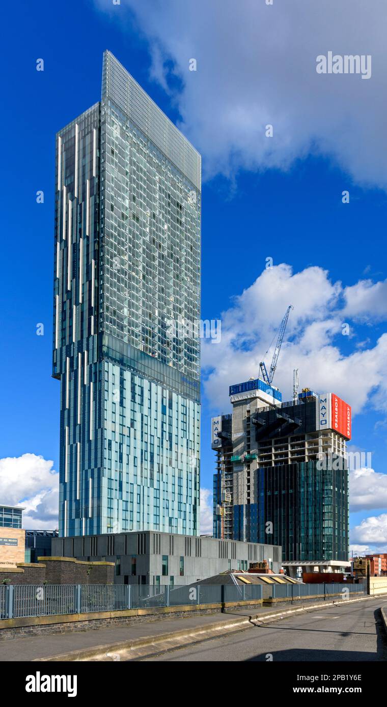 Der Beetham Tower und Phase One (im Bau), ein Apartmentblock der Viadux-Entwicklung. Manchester, England, Großbritannien Stockfoto