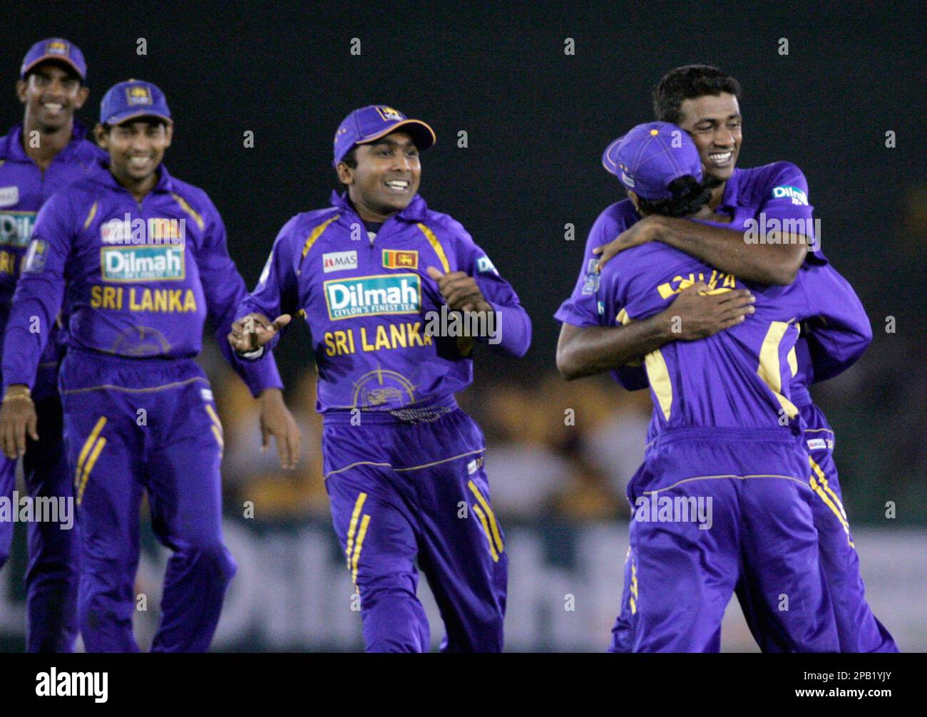 Sri Lanka's bowler Farveez Maharoof, far right, celebrates the dismissal of England's batsman Kevin Pietersen during the first One Day International cricket match between Sri Lanka and England in Dambulla, about 140 kilometers (88 miles) north east of Colombo, Sri Lanka, Monday, Oct. 1, 2007. (AP Photo/Gemunu Amarasinghe) Stockfoto