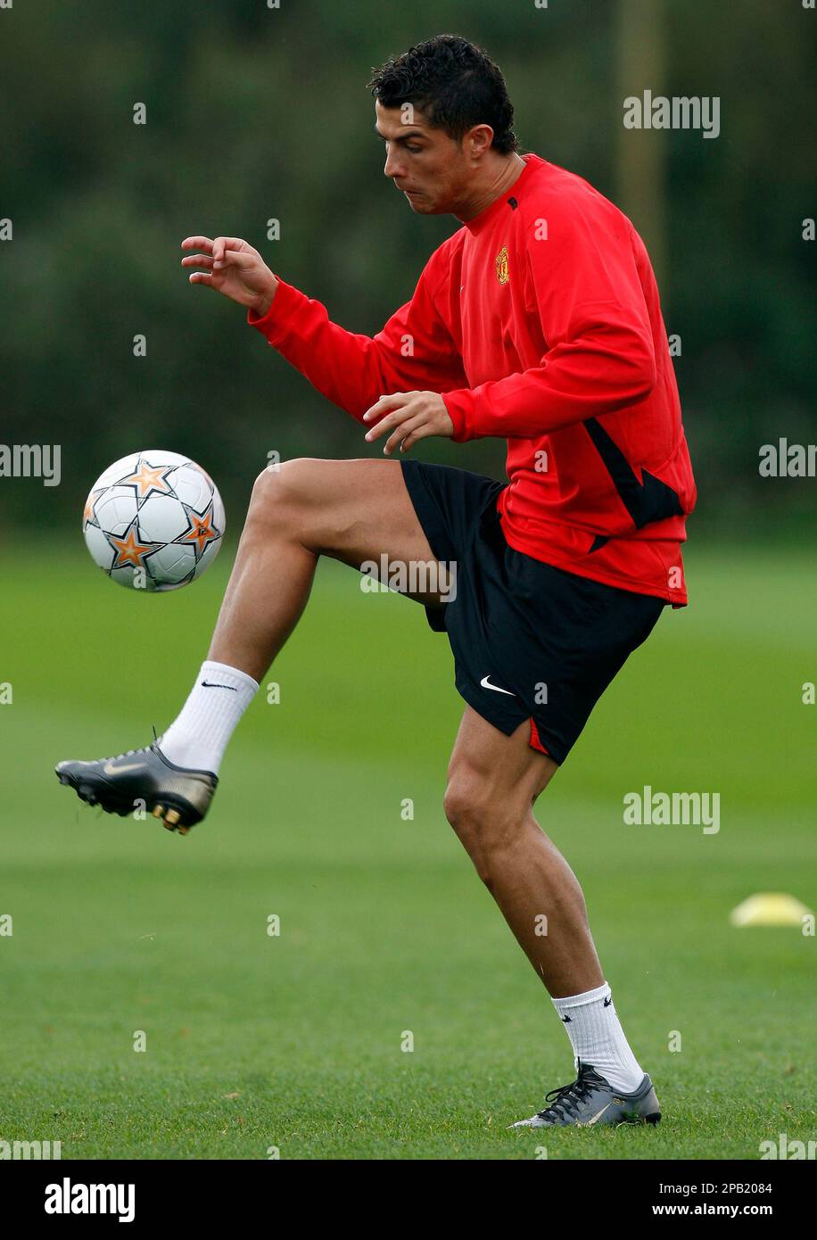 Manchester United's Cristiano Ronaldo controls the ball during a training session at the team's Carrington training ground in Manchester, England, Monday Oct. 1, 2007, to prepare for their forthcoming Champions League soccer match against Roma. (AP Photo/Jon Super) Stockfoto