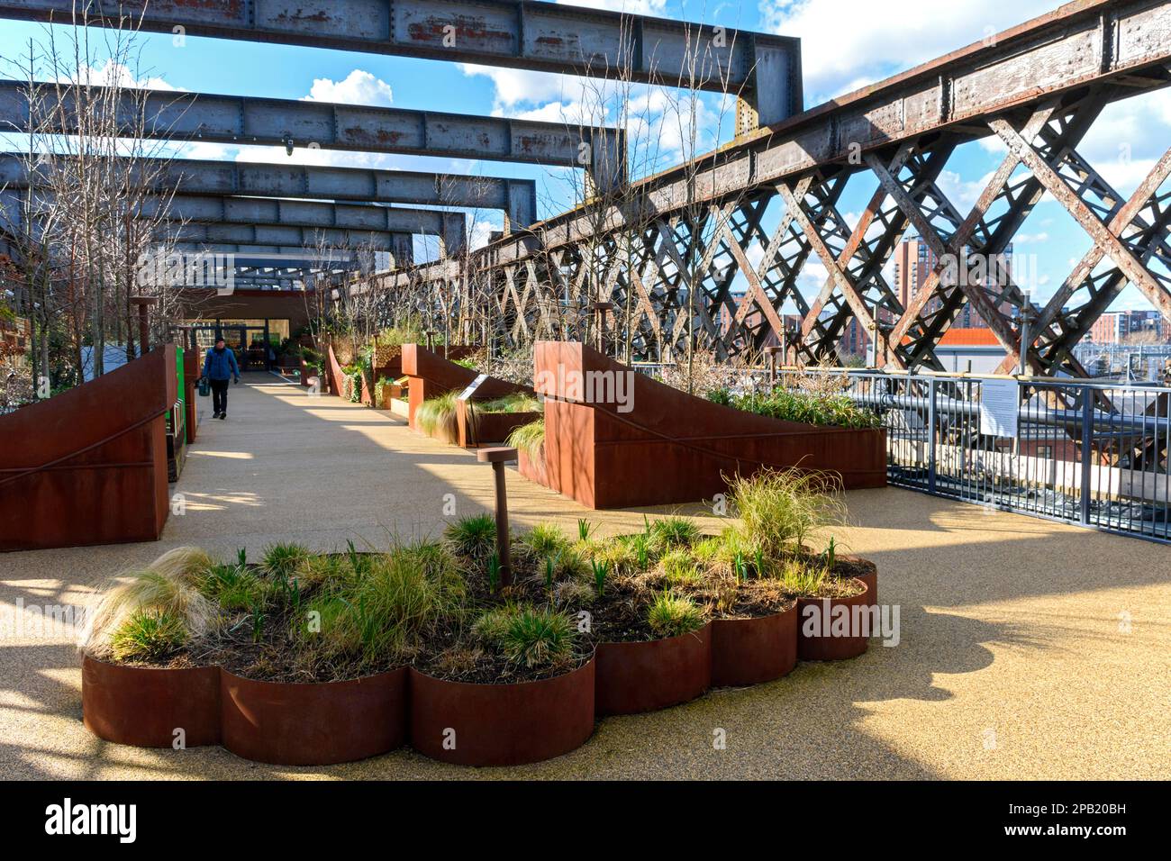 Auf dem erhöhten linearen Park Castlefield Viaduct im Stil der New York City High Line. Castlefield, Manchester, England, Großbritannien Stockfoto