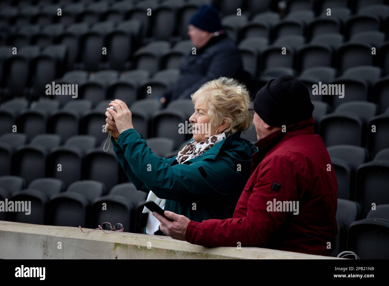 Die Fans von Fulham sehen sich am Sonntag, den 12. März 2023, beim Spiel der Premier League zwischen Fulham und Arsenal im Craven Cottage, London, an. (Foto: Federico Guerra Maranesi | MI News) Guthaben: MI News & Sport /Alamy Live News Stockfoto