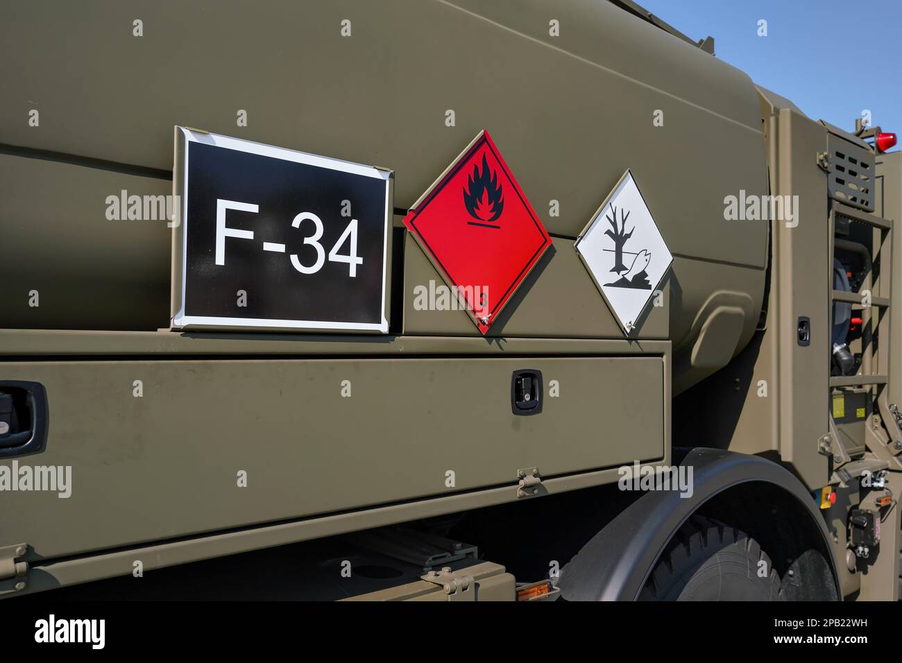 Entflammbar und gefährlich - gefährliche Meeresschadstoffsubstanz - Schild auf der braunen grünen Metallseite des Militärbenzin- oder Betankungsfahrzeugs Stockfoto