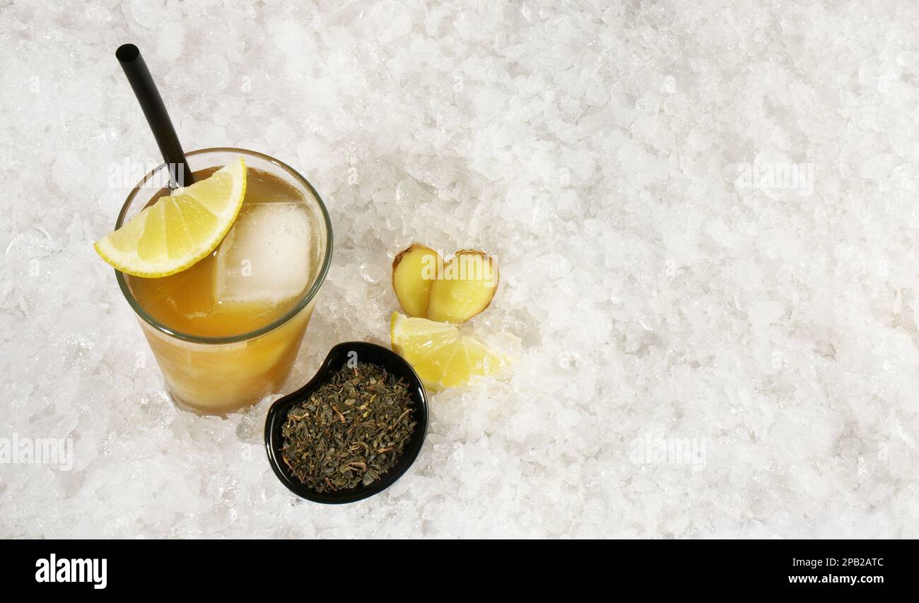 Grüner Eistee mit Ingwerwurzel auf Eis isoliert auf weißem Hintergrund - Panorama Stockfoto