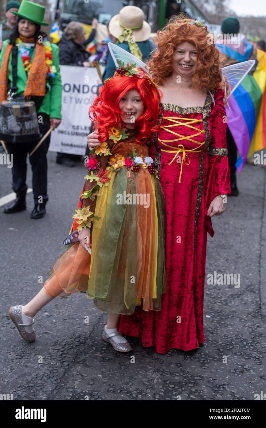 Jeff Moore - Barbara Lowe und Tochter Jessica im Alter von 8 Jahren bei der Parade des St. Patrick's Day Festival in London. 12/03/2023 Stockfoto