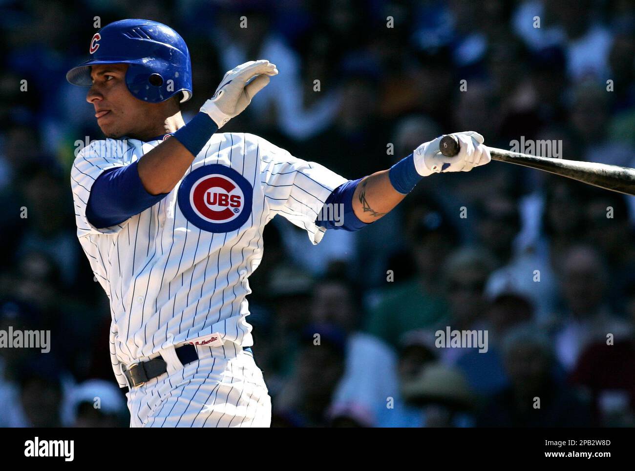 Chicago Cubs' Ronny Cedeno hits a RBI-single during the second inning of a baseball game against the Pittsburgh Pirates on Sunday, Sept. 23, 2007, in Chicago. The Cubs' Matt Murton scored on the base hit. (AP Photo/Jerry Lai) Stockfoto