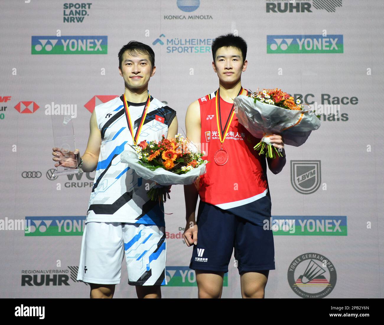 Muelheim, Deutschland. 12. März 2023. Li Shifeng (R) aus China und Ng Ka Long Angus aus Hongkong in China reagieren auf die Medaillenverleihung nach dem Finalspiel der Männer-Singles beim Badminton-Turnier der Yonex German Open 2023 in Mülheim, Deutschland, am 12. März 2023. Kredit: Ren Pengfei/Xinhua/Alamy Live News Stockfoto