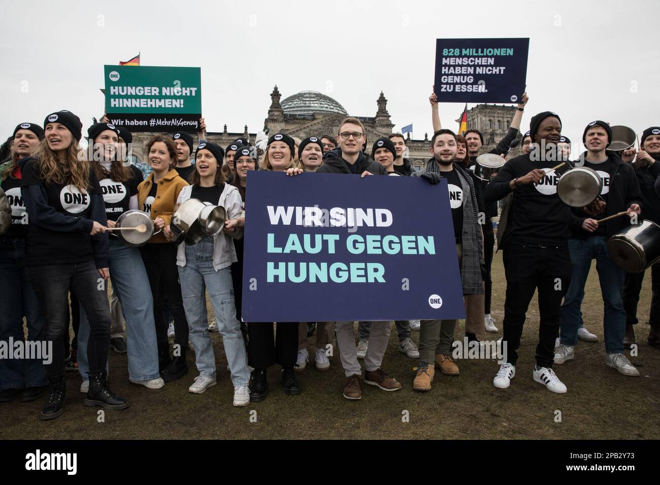 Am 12. März 2023 protestierte eine Gruppe junger Menschen vor dem Reichstagsgebäude in Berlin, um darauf aufmerksam zu machen, dass weltweit noch 828 Millionen Menschen Hunger leiden. Sie trommelten auf Töpfen und hielten Schilder mit dem Slogan "Laut gegen Hunger". Die ONE-Kampagne, auch BEKANNT als ONE, ist eine internationale, unparteiische, gemeinnützige Organisation, die sich für die Bekämpfung extremer Armut und vermeidbarer Krankheiten, insbesondere in Afrika, einsetzt und dafür einsetzt, indem sie das öffentliche Bewusstsein schärft und politische Führer unter Druck setzt, Strategien und Programme zu unterstützen, die Leben retten und die Zukunft verbessern. Das war es Stockfoto