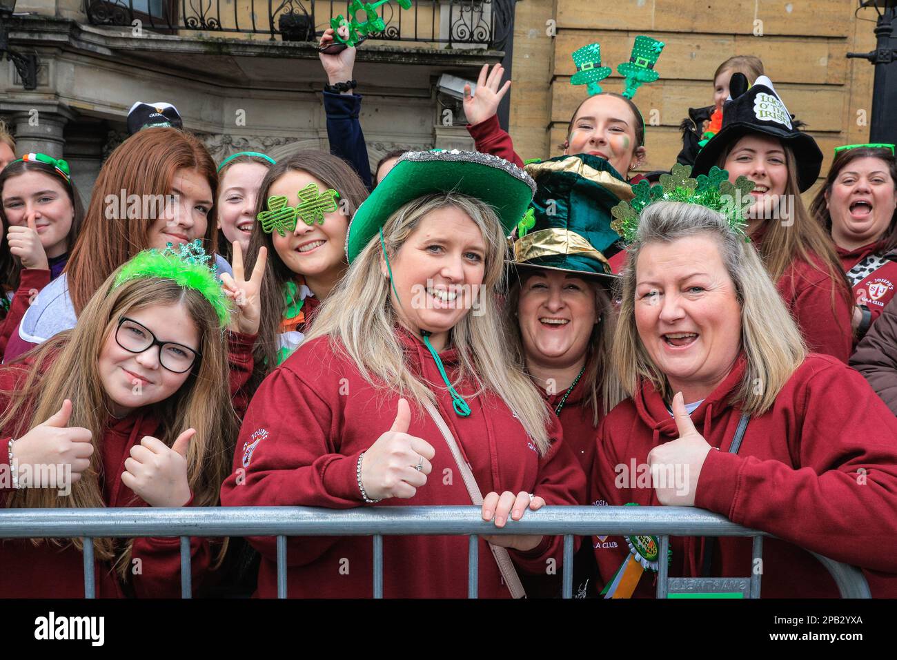 London, Großbritannien. 12. März 2023. Eine Gruppe von Teilnehmern vor der Parade. Die jährlich stattfindende St. Patrick's Day Parade führt durch das Zentrum von London, um die irische Gemeinde und irische Kultur und das irische Erbe mit Teilnehmern in Kostümen, Marschkapellen, Pracht und vielem mehr zu feiern, die von Zuschauern entlang der Strecke beobachtet werden. Kredit: Imageplotter/Alamy Live News Stockfoto