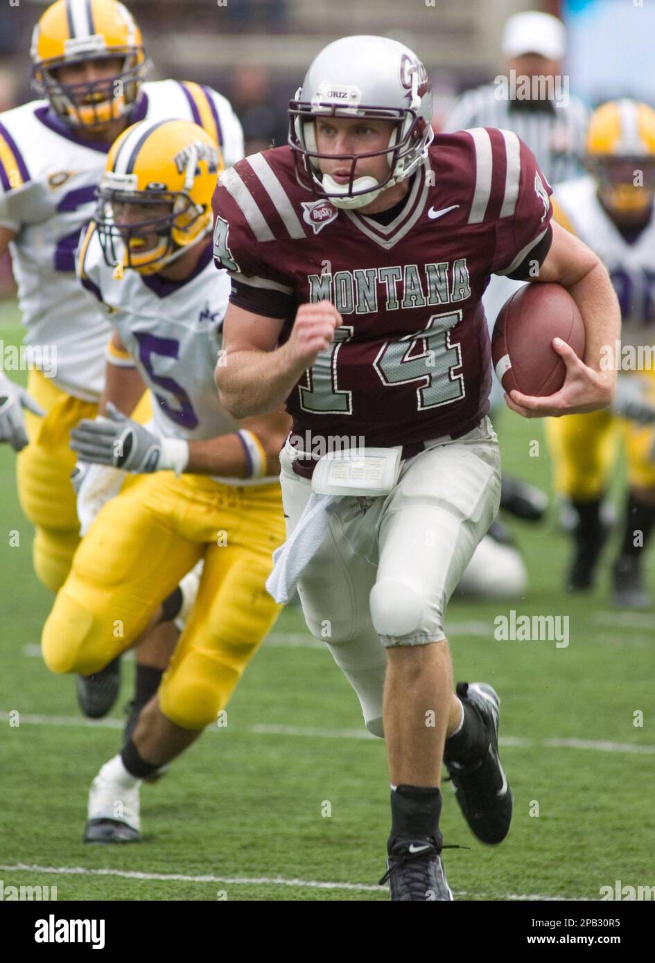 Montana quarterback Cole Bergquist runs for a touchdown in the third quarter of a college football game against Albany, Saturday, Sept. 22, in Missoula, Mont. (AP Photo/Todd Goodrich) Stockfoto