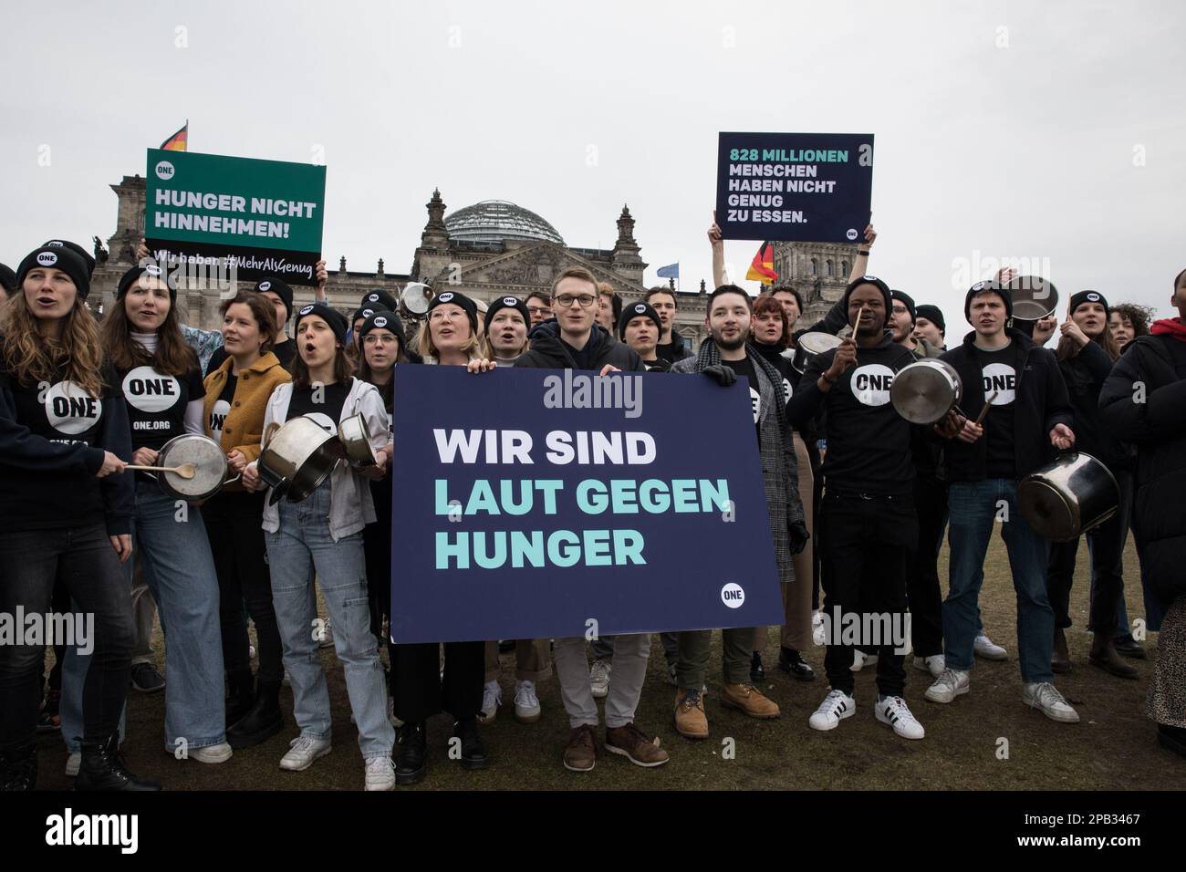 12. März 2023, Berlin, Deutschland: Am 12. März 2023 protestierte eine Gruppe junger Menschen vor dem Reichstag in Berlin, um darauf aufmerksam zu machen, dass weltweit noch 828 Millionen Menschen Hunger leiden. Sie trommelten auf Töpfen und hielten Schilder mit dem Slogan „laut gegen Hunger“. Die ONE Campaign, auch BEKANNT als ONE, ist eine internationale, nicht-parteiische, gemeinnützige Organisation, die sich für die Bekämpfung extremer Armut und vermeidbarer Krankheiten, insbesondere in Afrika, einsetzt, indem sie die Öffentlichkeit sensibilisiert und politische Führer unter Druck setzt, Strategien und Programme zu unterstützen, die sav unterstützen Stockfoto