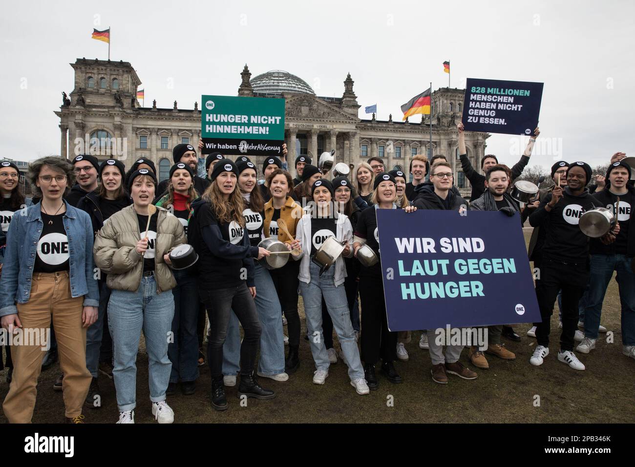 12. März 2023, Berlin, Deutschland: Am 12. März 2023 protestierte eine Gruppe junger Menschen vor dem Reichstag in Berlin, um darauf aufmerksam zu machen, dass weltweit noch 828 Millionen Menschen Hunger leiden. Sie trommelten auf Töpfen und hielten Schilder mit dem Slogan „laut gegen Hunger“. Die ONE Campaign, auch BEKANNT als ONE, ist eine internationale, nicht-parteiische, gemeinnützige Organisation, die sich für die Bekämpfung extremer Armut und vermeidbarer Krankheiten, insbesondere in Afrika, einsetzt, indem sie die Öffentlichkeit sensibilisiert und politische Führer unter Druck setzt, Strategien und Programme zu unterstützen, die sav unterstützen Stockfoto