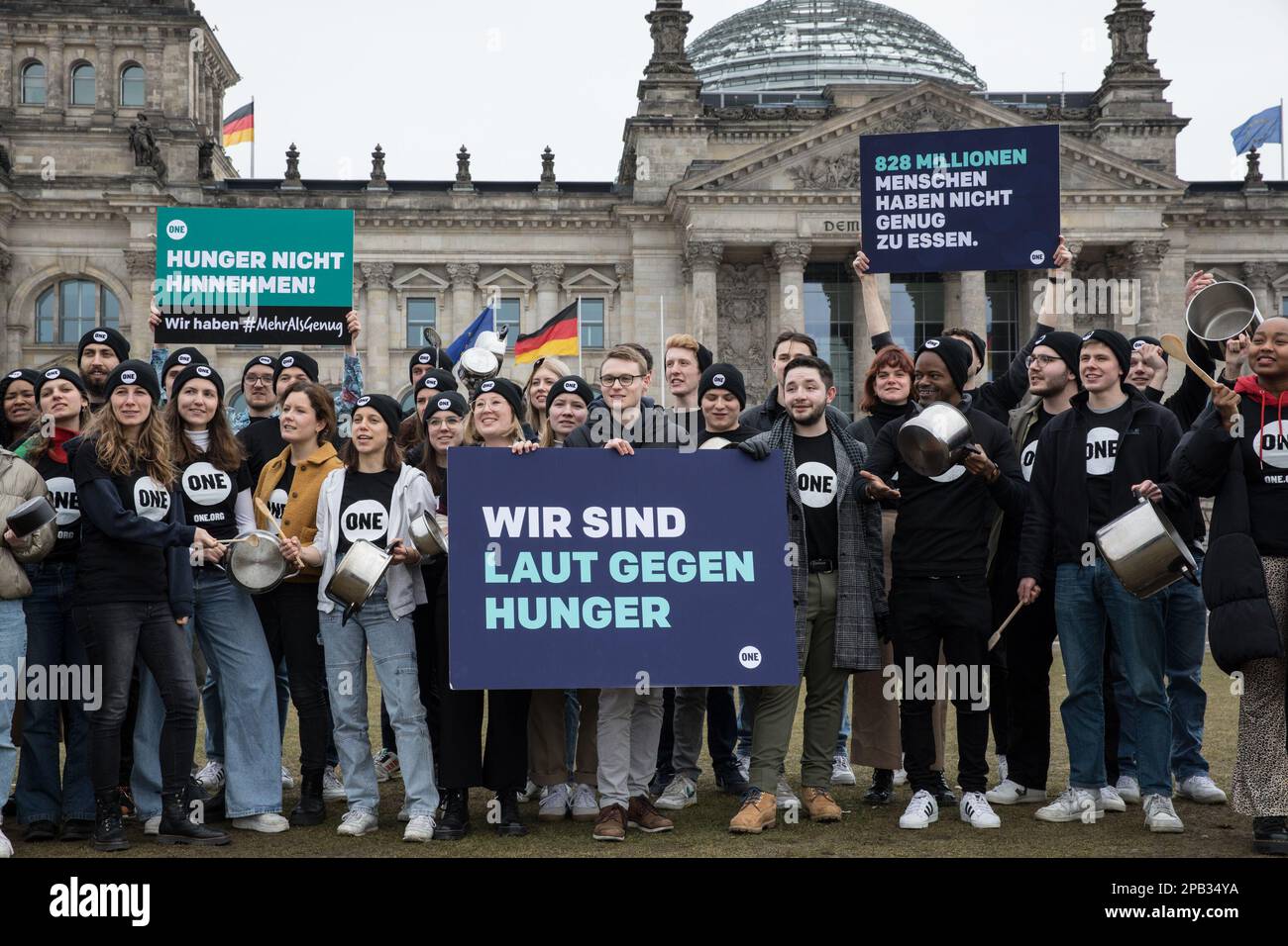 12. März 2023, Berlin, Deutschland: Am 12. März 2023 protestierte eine Gruppe junger Menschen vor dem Reichstag in Berlin, um darauf aufmerksam zu machen, dass weltweit noch 828 Millionen Menschen Hunger leiden. Sie trommelten auf Töpfen und hielten Schilder mit dem Slogan „laut gegen Hunger“. Die ONE Campaign, auch BEKANNT als ONE, ist eine internationale, nicht-parteiische, gemeinnützige Organisation, die sich für die Bekämpfung extremer Armut und vermeidbarer Krankheiten, insbesondere in Afrika, einsetzt, indem sie die Öffentlichkeit sensibilisiert und politische Führer unter Druck setzt, Strategien und Programme zu unterstützen, die sav unterstützen Stockfoto