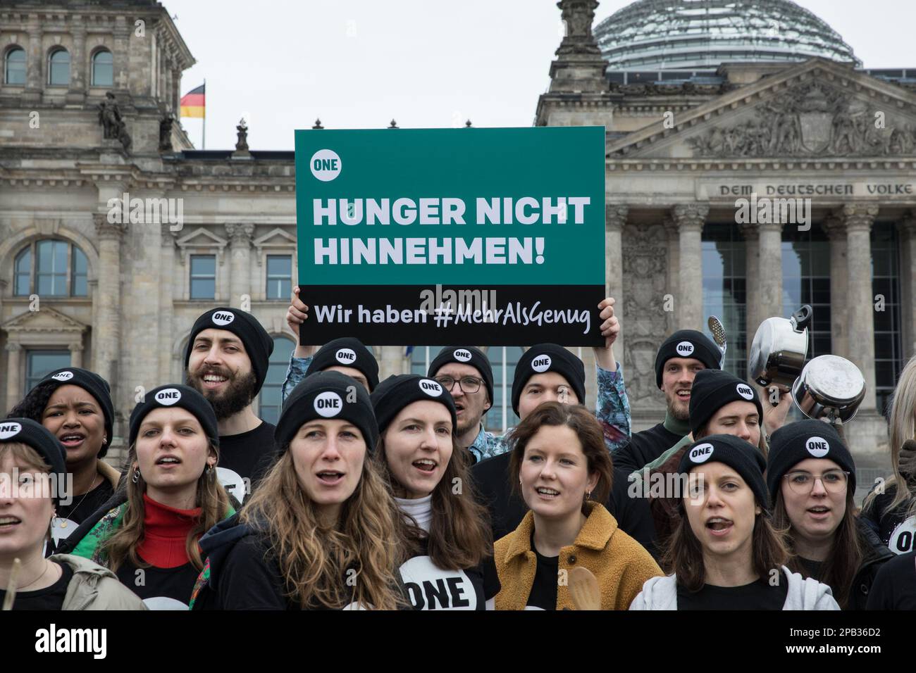 12. März 2023, Berlin, Deutschland: Am 12. März 2023 protestierte eine Gruppe junger Menschen vor dem Reichstag in Berlin, um darauf aufmerksam zu machen, dass weltweit noch 828 Millionen Menschen Hunger leiden. Sie trommelten auf Töpfen und hielten Schilder mit dem Slogan „laut gegen Hunger“. Die ONE Campaign, auch BEKANNT als ONE, ist eine internationale, nicht-parteiische, gemeinnützige Organisation, die sich für die Bekämpfung extremer Armut und vermeidbarer Krankheiten, insbesondere in Afrika, einsetzt, indem sie die Öffentlichkeit sensibilisiert und politische Führer unter Druck setzt, Strategien und Programme zu unterstützen, die sav unterstützen Stockfoto