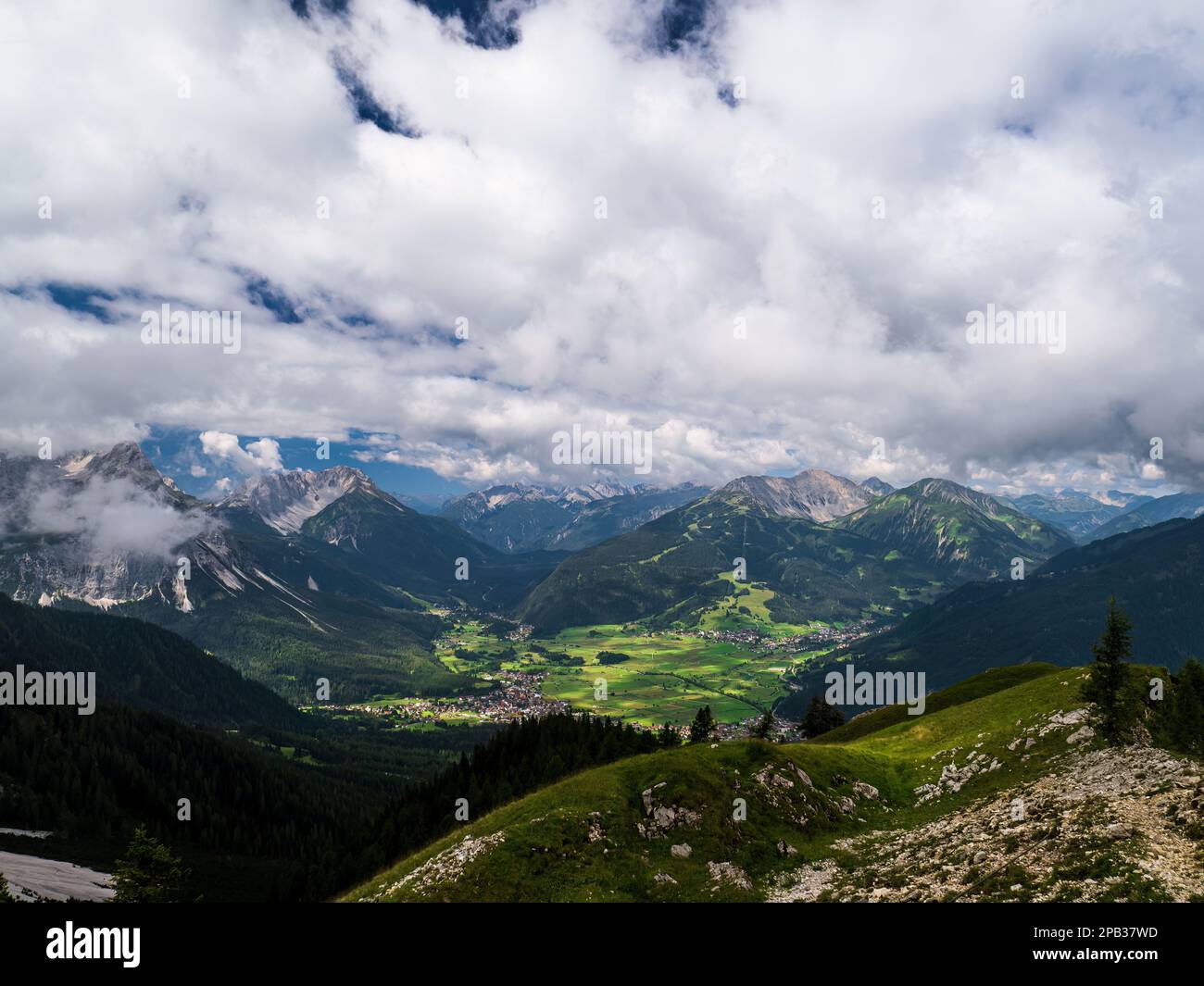 Bayerische Landschaft aus der Vogelperspektive auf die Wälder der Dorfberge Stockfoto
