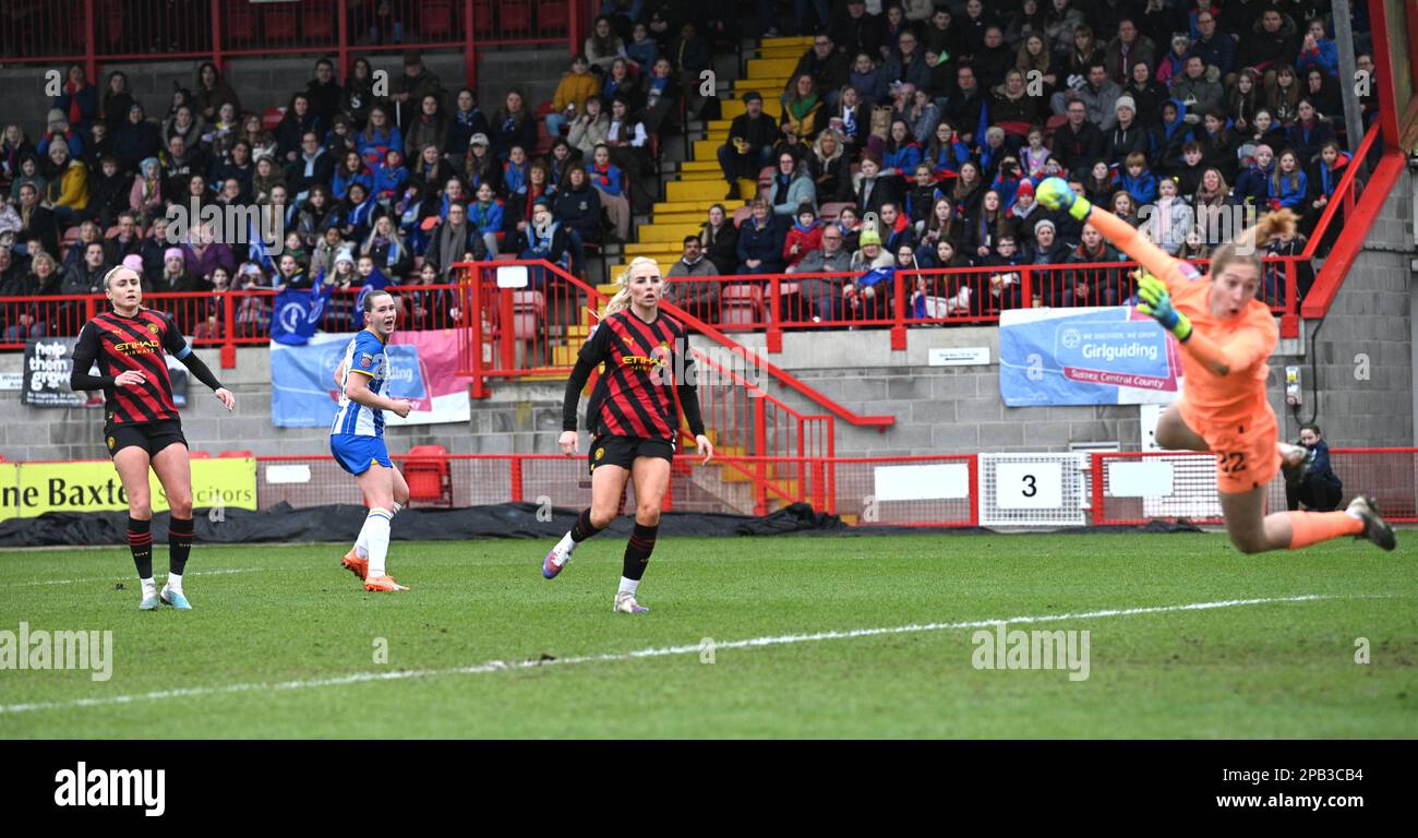 Crawley UK, 12. März 2023 - Elisabeth Terland aus Brighton erzielt beim Barclays Women's Super League-Spiel zwischen Brighton & Hove Albion und Manchester City in der ersten Halbzeit ihr erstes Tor, um sich auszugleichen: Credit Simon Dack /TPI/ Alamy Live News Stockfoto