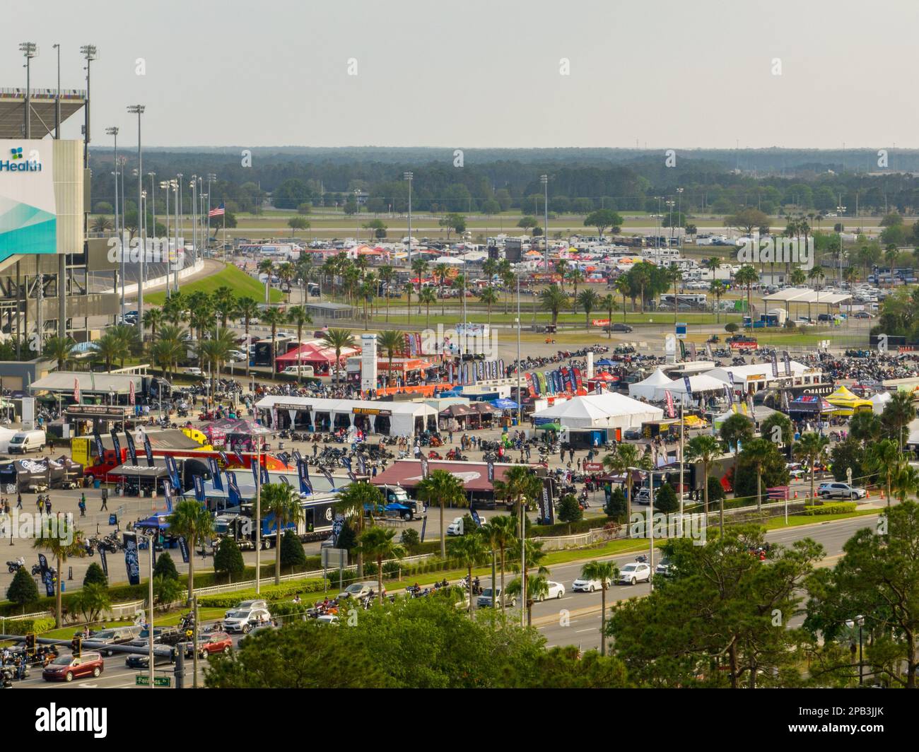 Daytona, FL, USA - 10. März 20223: Luftfoto der Daytona International Speedway Demo-Veranstaltungen während der Bike Week Stockfoto