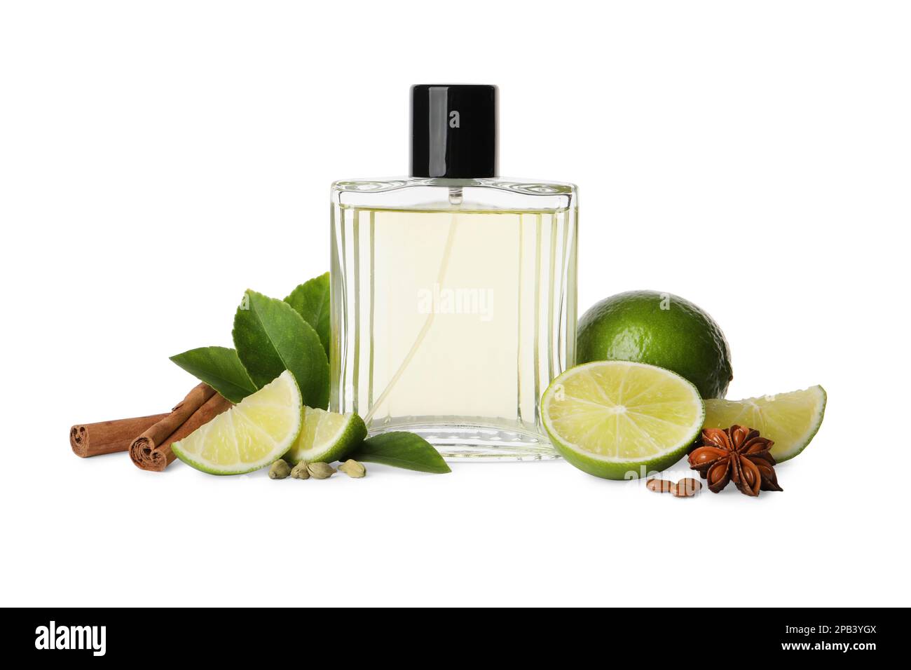Flasche Parfüm, Limette und Gewürze auf weißem Hintergrund Stockfoto