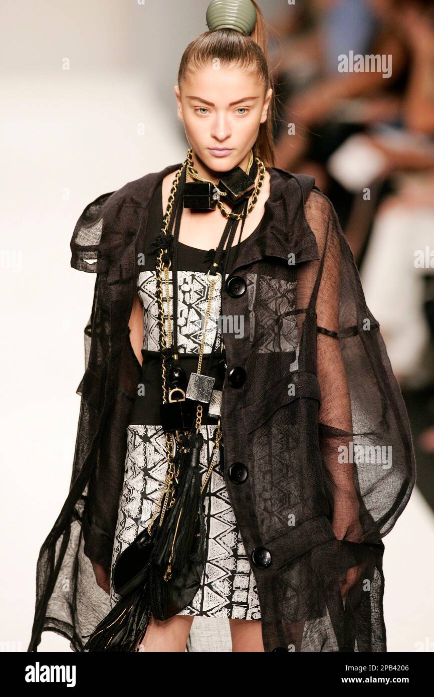 A model wears a creation from PPQ Spring/Summer 2008 collection, designed by Amy Molyneaux and Percy Parker, at their show during the London Fashion Week, London, Sunday, Sept. 16, 2007. (AP Photo/Sang Tan) Stockfoto