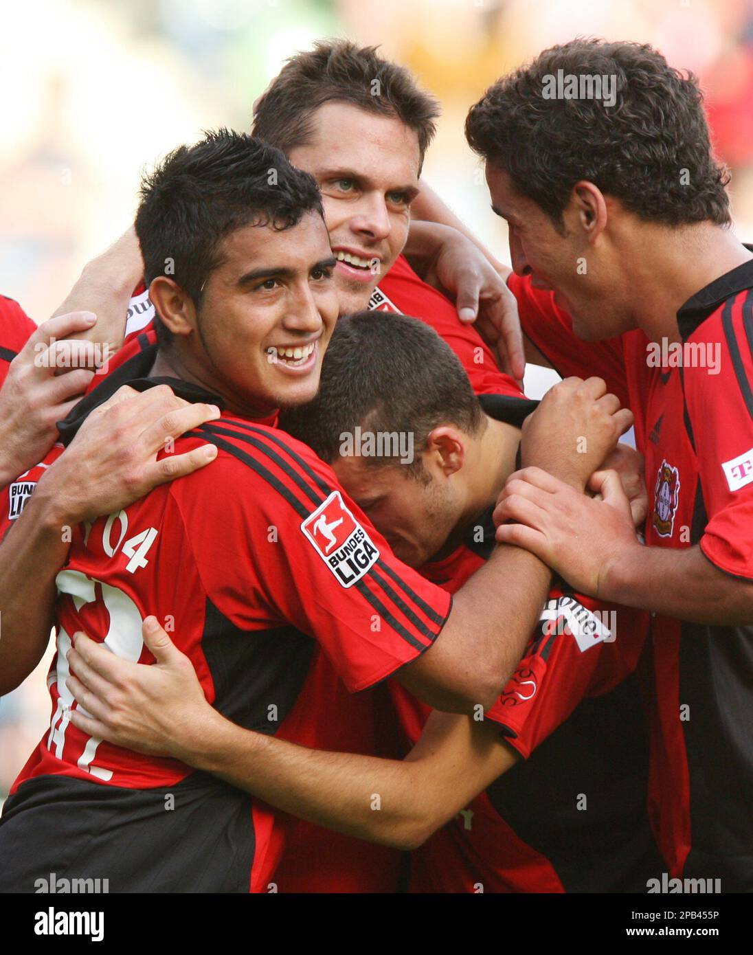 Leverkusen's defender Manuel Friedrich, centre on top, celebrates with his teammates after scoring the 2-0 during the German first division Bundesliga soccer match between Bayer Leverkusen and VfL Bochum in Leverkusen, Germany, on Saturday, Sept. 15, 2007 (AP Photo/Hermann J. Knippertz) ** NO MOBILE USE UNTIL 2 HOURS AFTER THE MATCH, WEBSITE USERS ARE OBLIGED TO COMPLY WITH DFL-RESTRICTIONS, SEE INSTRUCTIONS FOR DETAILS ** Stockfoto