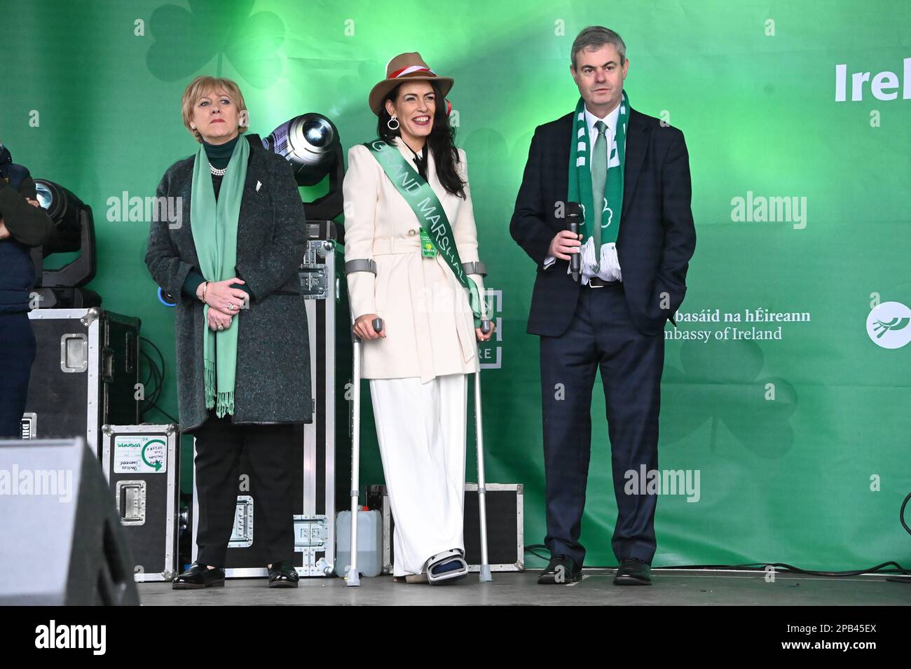 London, Großbritannien. 12. März 2023. 12. März 2023, London, Großbritannien. Judith Cassidy, Catherina Casey, Martin Fraser, erraten Sie die Londoner Feierlichkeiten zum St. Patrick's Day 2023 am Trafalgar Square. Kredit: Siehe Li/Picture Capital/Alamy Live News Stockfoto
