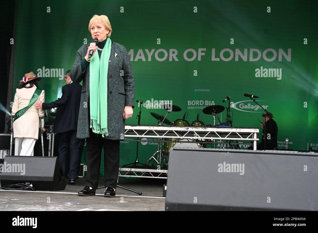 London, Großbritannien. 12. März 2023. 12. März 2023, London, Großbritannien. Referenten Tourism Irlands Stellvertretender Leiter von Großbritannien, Judith Cassidy, bei den Londoner Feierlichkeiten zum St. Patrick's Day 2023 am Trafalgar Square. Kredit: Siehe Li/Picture Capital/Alamy Live News Stockfoto