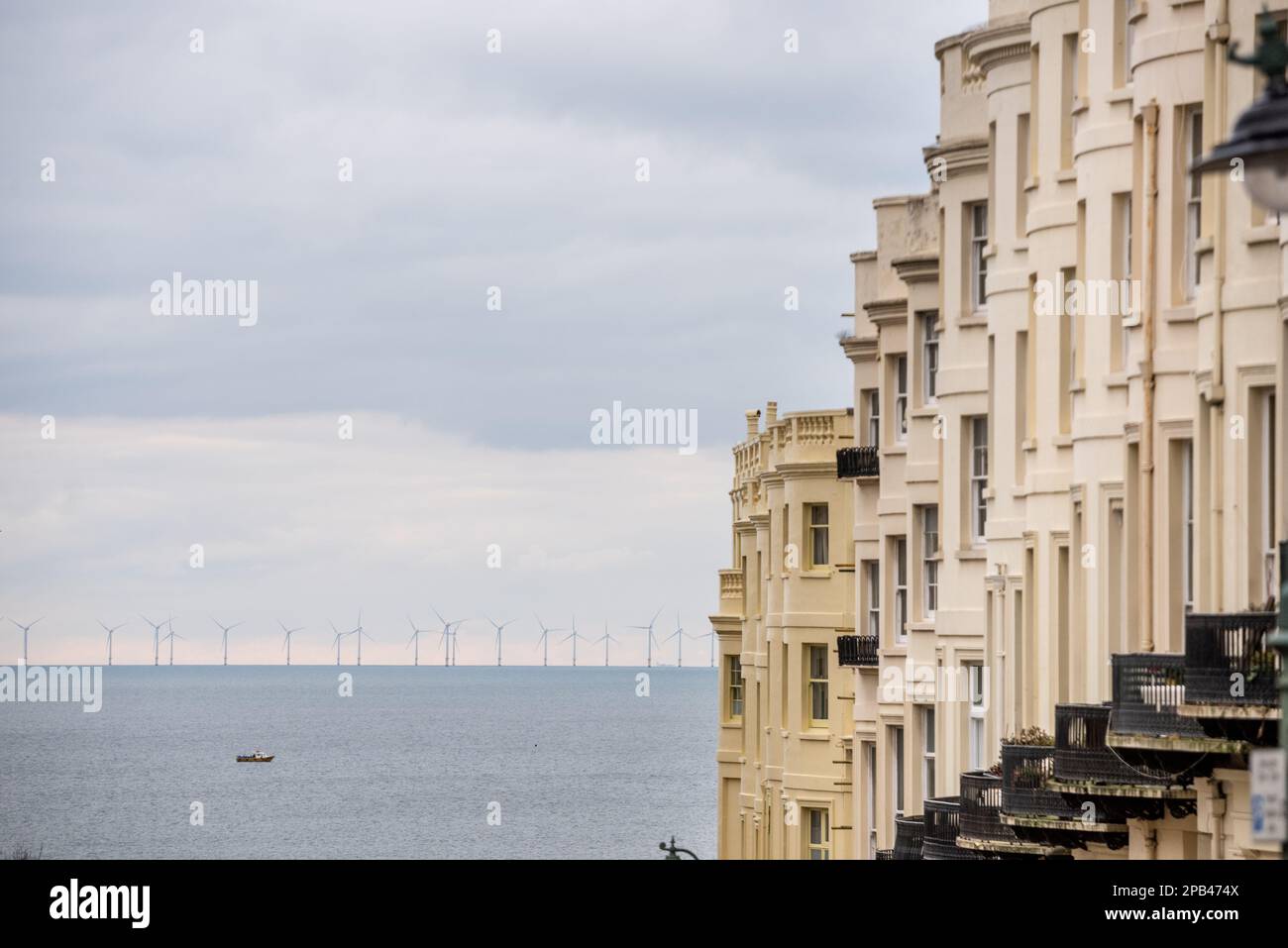 Brighton, März 3. 2023: Die Rampion Wind Farm im Ärmelkanal aus Sicht der Regency-Gebäude von Brighton und Hove Stockfoto