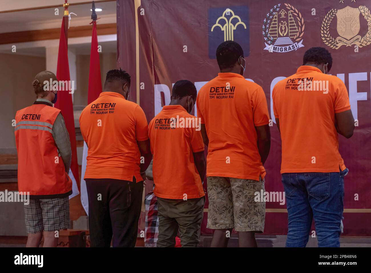 Denpasar, Indonesien. 12. März 2023. Fünf Ausländer, die in einer Pressekonferenz wegen ihrer Abschiebung benannt wurden. Bali hat vier nigerianische Staatsangehörige wegen Überschreitung der Aufenthaltsdauer und einen russischen Staatsangehörigen wegen Visummissbrauchs ausgewiesen. Die Provinz Bali, ein internationales Reiseziel, hat 2022 194 Ausländer abgeschoben, die meisten wegen Überschreitung der Aufenthaltsdauer und illegaler Beschäftigung. (Foto: Dicky Bisinglasi/SOPA Images/Sipa USA) Guthaben: SIPA USA/Alamy Live News Stockfoto