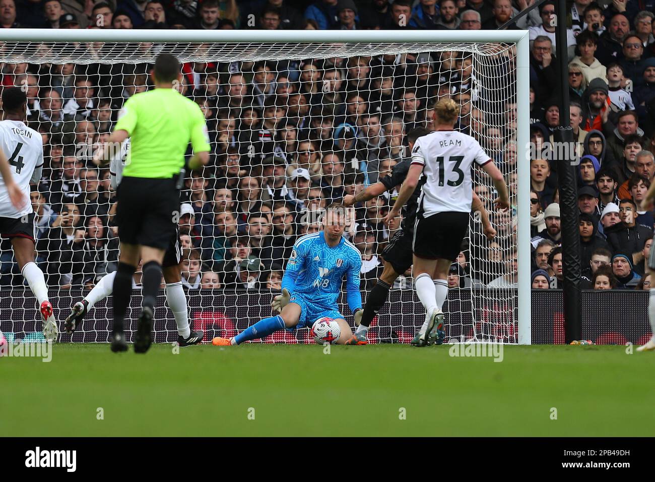 Craven Cottage, Fulham, London, Großbritannien. 12. März 2023. Premier League Football, Fulham gegen Arsenal; Torwart Bernd Leno von Fulham blockiert und rettet den Schuss von Granit Xhaka von Arsenal Credit: Action Plus Sports/Alamy Live News Stockfoto