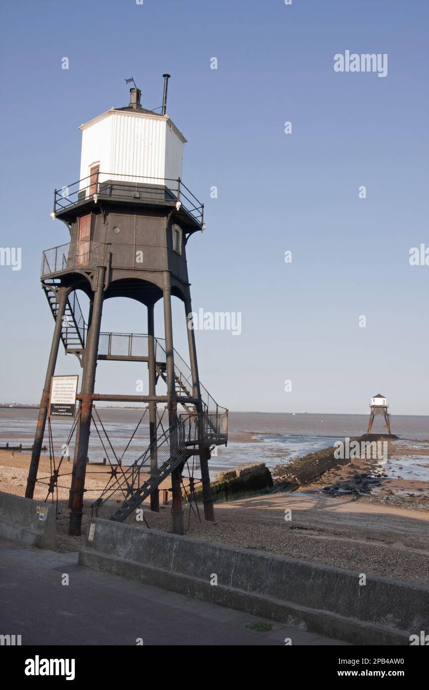 Viktorianische gusseiserne Leuchttürme am Strand, Dovercourt, Harwich, Essex, England, Großbritannien, Europa Stockfoto