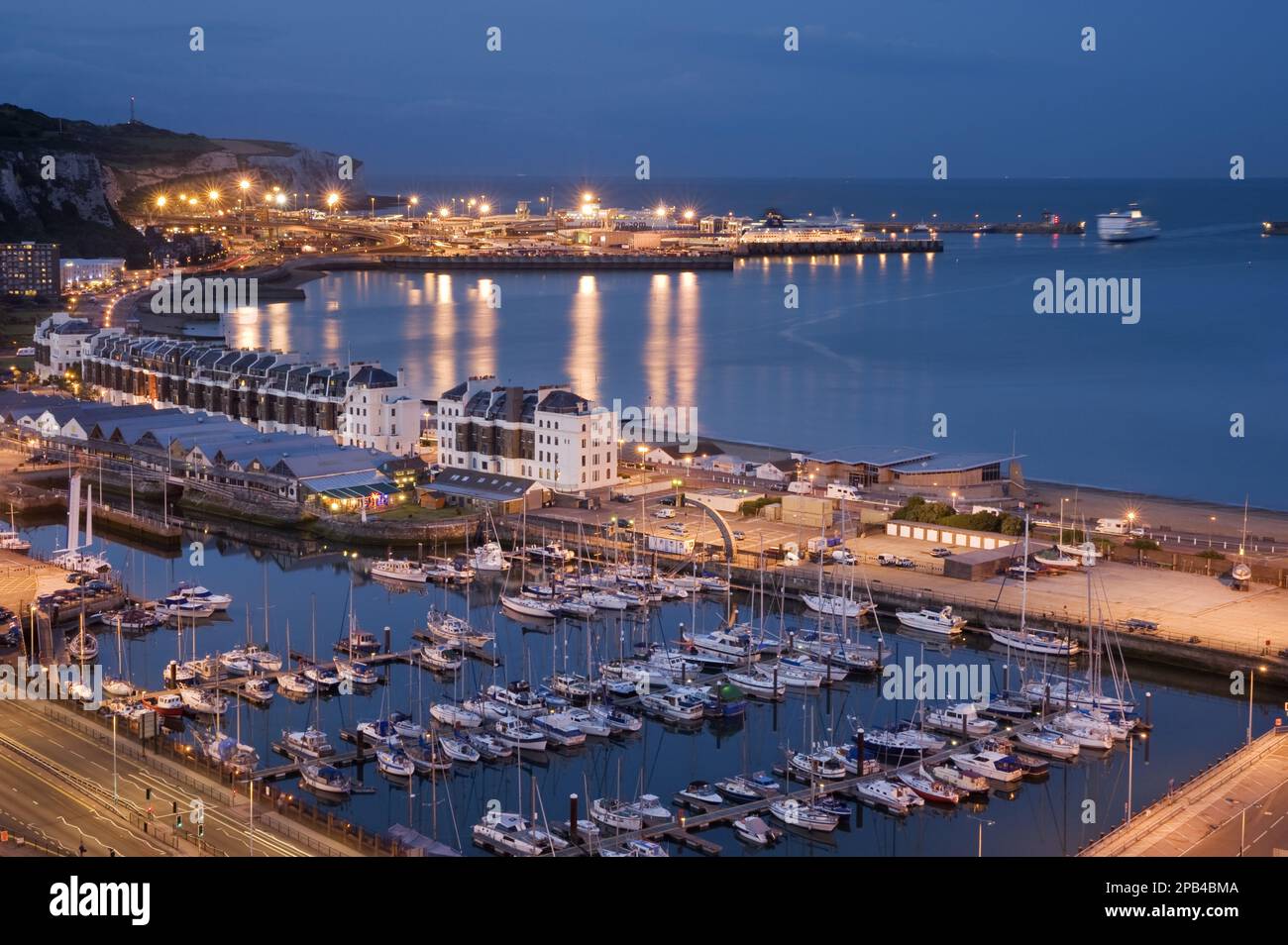 Blick auf den Jachthafen und den Küstenhafen bei Nacht, Western Docks, Eastern Docks und Fährhafen, Hafen von Dover, Dover, Kent, England, Großbritannien, Europa Stockfoto