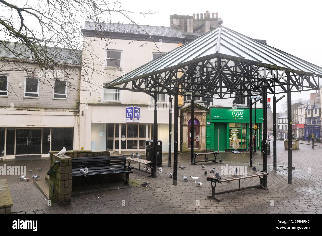 Kendal, Cumbria, 12. März 2023 - Leere und ungenutzte Läden an der High Street in der nordwestlichen Stadt Kendal in Cumbria. Mehrere Geschäfte und Unternehmen haben geschlossen, da die Mieten und Preise steigen und gleichzeitig die Kunden aufgrund der Krise der Lebenshaltungskosten zurückgegangen sind. Quelle: Stop Press Media/Alamy Live News Stockfoto