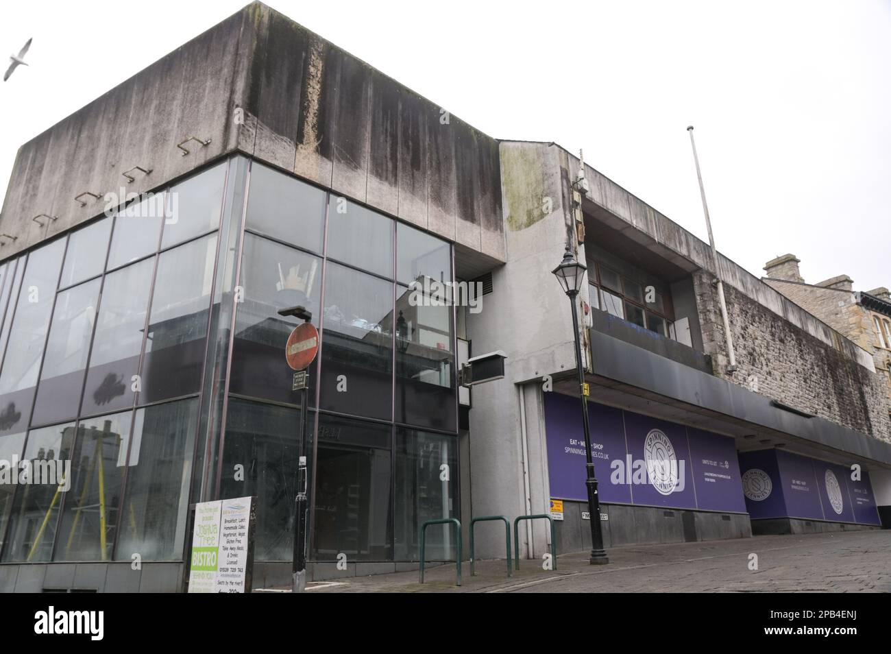 Kendal, Cumbria, 12. März 2023 - Leere und ungenutzte Läden an der High Street in der nordwestlichen Stadt Kendal in Cumbria. Mehrere Geschäfte und Unternehmen haben geschlossen, da die Mieten und Preise steigen und gleichzeitig die Kunden aufgrund der Krise der Lebenshaltungskosten zurückgegangen sind. Quelle: Stop Press Media/Alamy Live News Stockfoto