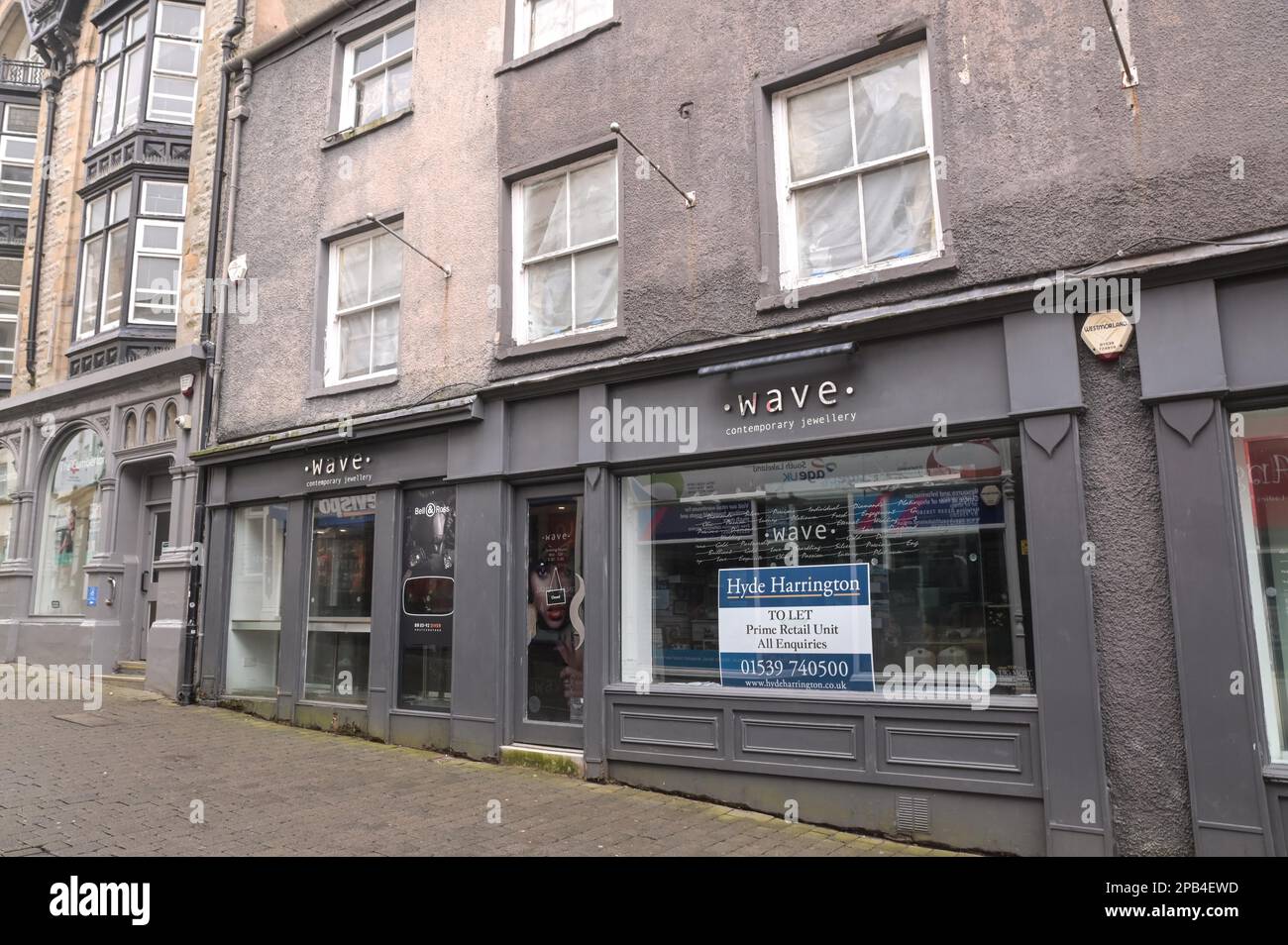Kendal, Cumbria, 12. März 2023 - Leere und ungenutzte Läden an der High Street in der nordwestlichen Stadt Kendal in Cumbria. Mehrere Geschäfte und Unternehmen haben geschlossen, da die Mieten und Preise steigen und gleichzeitig die Kunden aufgrund der Krise der Lebenshaltungskosten zurückgegangen sind. Quelle: Stop Press Media/Alamy Live News Stockfoto