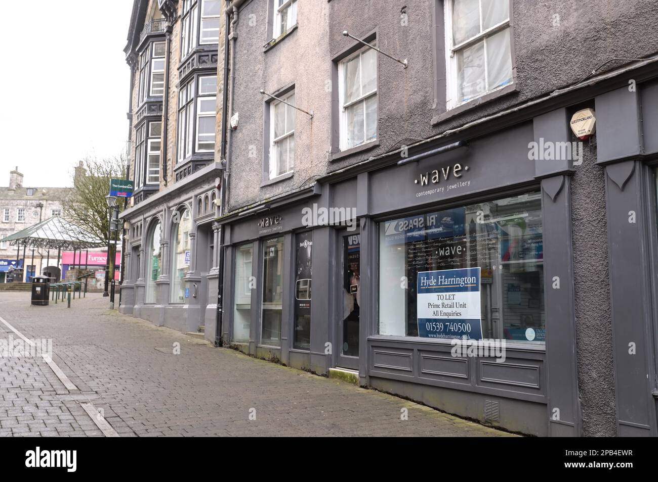 Kendal, Cumbria, 12. März 2023 - Leere und ungenutzte Läden an der High Street in der nordwestlichen Stadt Kendal in Cumbria. Mehrere Geschäfte und Unternehmen haben geschlossen, da die Mieten und Preise steigen und gleichzeitig die Kunden aufgrund der Krise der Lebenshaltungskosten zurückgegangen sind. Quelle: Stop Press Media/Alamy Live News Stockfoto