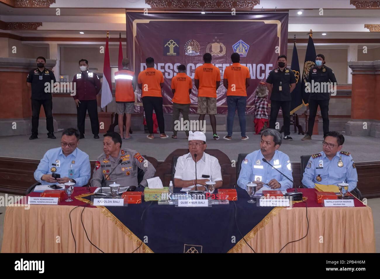 Denpasar, Bali, Indonesien. 12. März 2023. Fünf ausländische Staatsangehörige (dahinter) stehen, nachdem sie in einer Pressekonferenz benannt wurden, in der sie zur Abschiebung aufgefordert wurden. Bali hat vier nigerianische Staatsangehörige wegen Überschreitung der Aufenthaltsdauer und einen russischen Staatsangehörigen wegen Visummissbrauchs ausgewiesen. Die Provinz Bali, ein internationales Reiseziel, hat 2022 194 Ausländer abgeschoben, die meisten wegen Überschreitung der Aufenthaltsdauer und illegaler Beschäftigung. (Kreditbild: © Dicky Bisinglasi/SOPA Images via ZUMA Press Wire) NUR REDAKTIONELLE VERWENDUNG! Nicht für den kommerziellen GEBRAUCH! Kredit: ZUMA Press, Inc./Alamy Live News Stockfoto