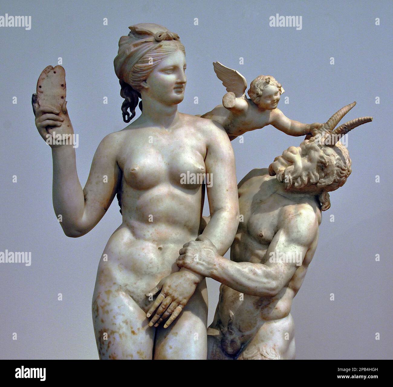 Marmorgruppe von Aphrodite, Pan und Eros, aus Delos, Kykladen um 100 v. Chr. Nationales Archelogisches Museum, Athen, Griechisch, Griechenland. (Hellenistischer Marmor Aphrodite (Venus) mit Pan und Eros, um 100 v. Chr., Haus der Poseidonaistai von Beryttos, Delos, ( Stockfoto