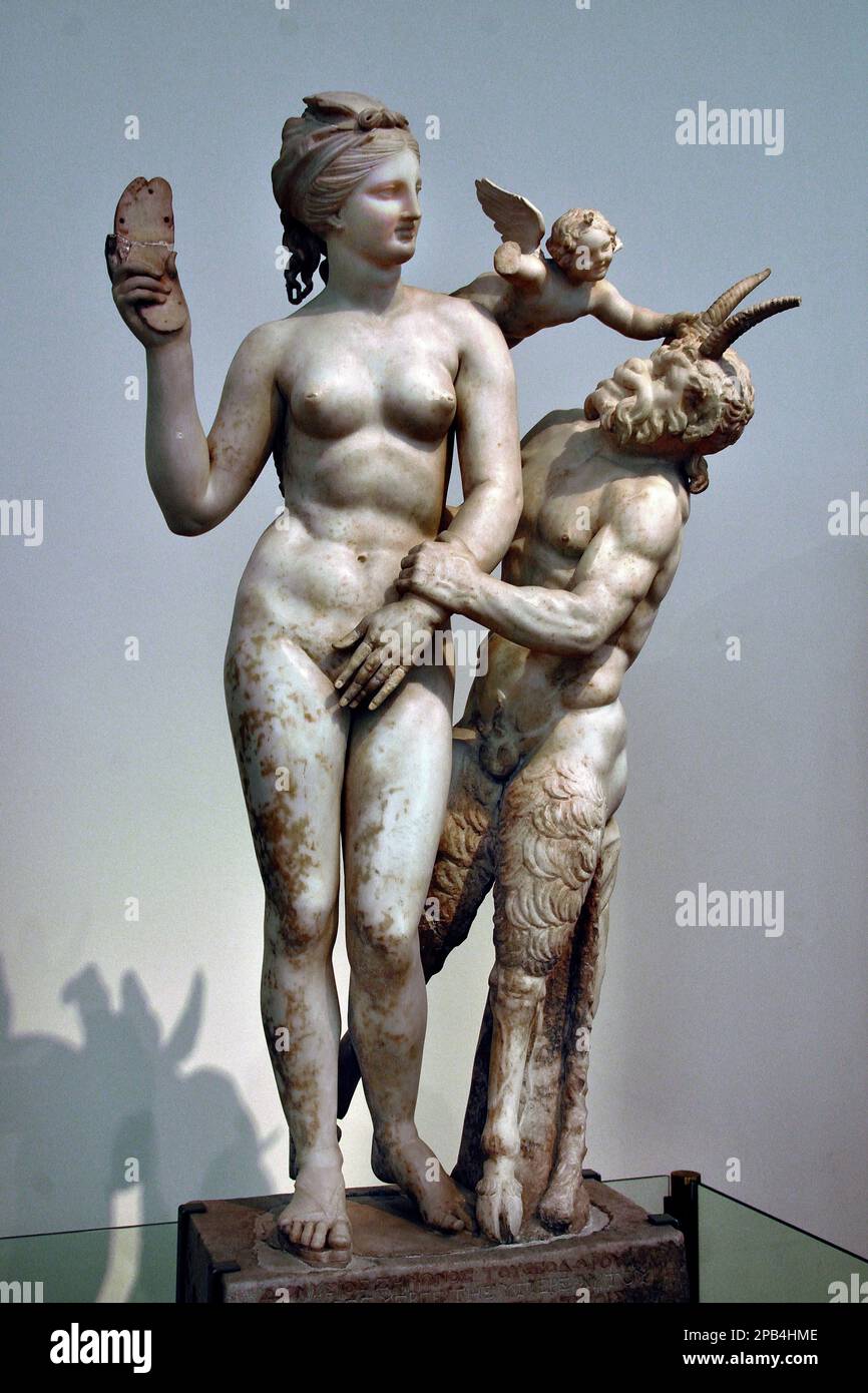 Marmorgruppe von Aphrodite, Pan und Eros, aus Delos, Kykladen um 100 v. Chr. Nationales Archelogisches Museum, Athen, Griechisch, Griechenland. (Hellenistischer Marmor Aphrodite (Venus) mit Pan und Eros, um 100 v. Chr., Haus der Poseidonaistai von Beryttos, Delos, ( Stockfoto