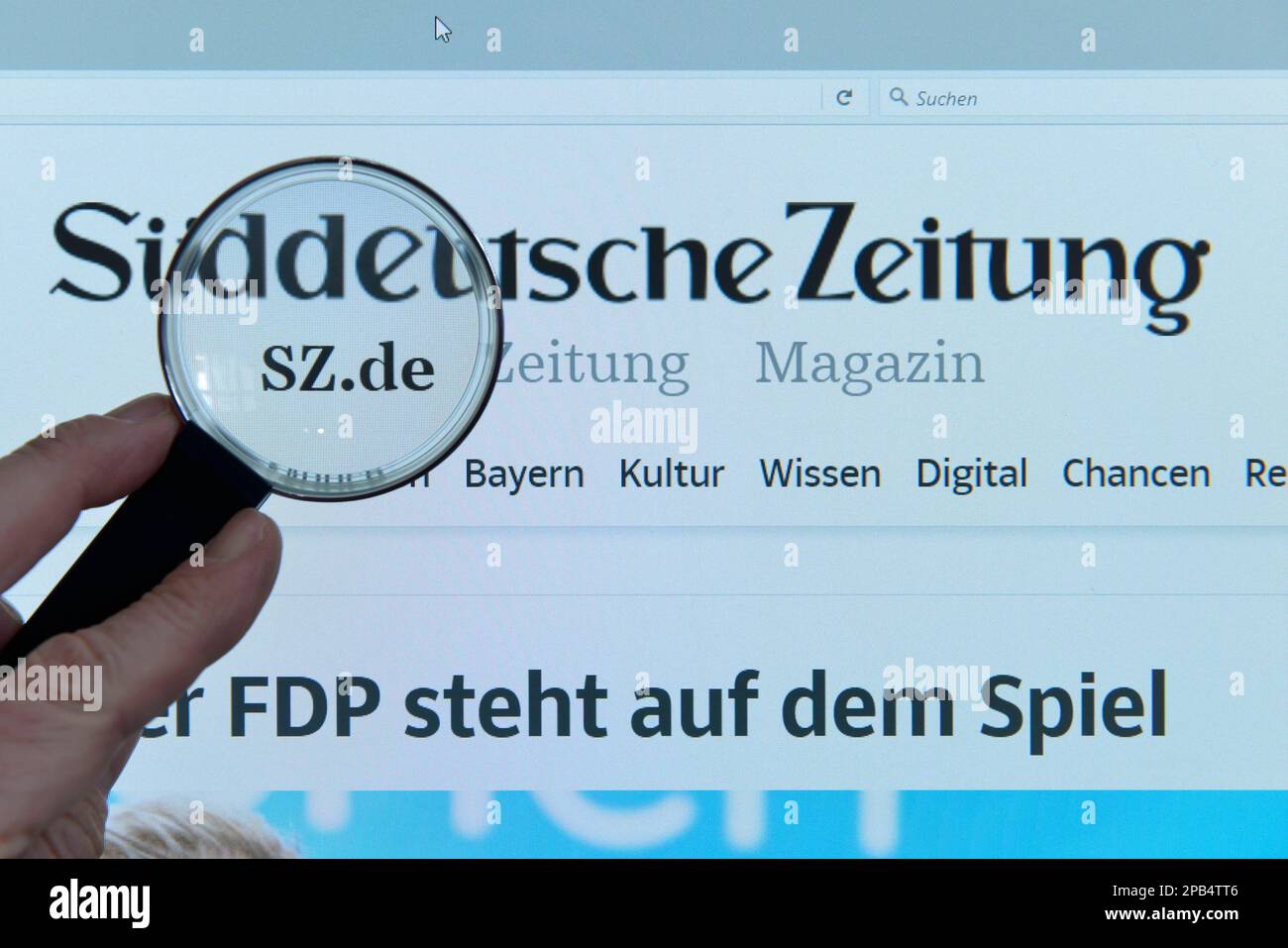 Süddeutsche Zeitung, Website, Internet, Bildschirm, Lupe, Die Hand Stockfoto