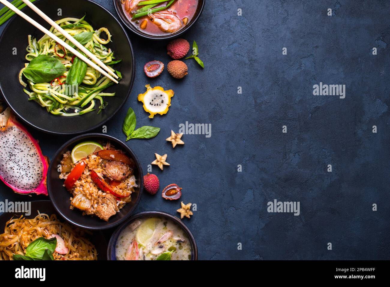 Thailändische Küche. thailändische Gerichte. Tom Yum, tom Kha Gai, Pad thai Nudeln, thai gebratener Reis mit Schweinefleisch und Gemüse khao Phat Mu, grüner Pap Stockfoto