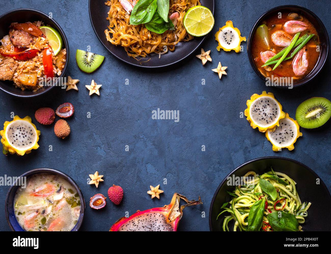 Thailändische Küche. thailändische Gerichte. Tom Yum, tom Kha Gai, Pad thai Nudeln, thai gebratener Reis mit Schweinefleisch und Gemüse khao Phat Mu, grüner Pap Stockfoto