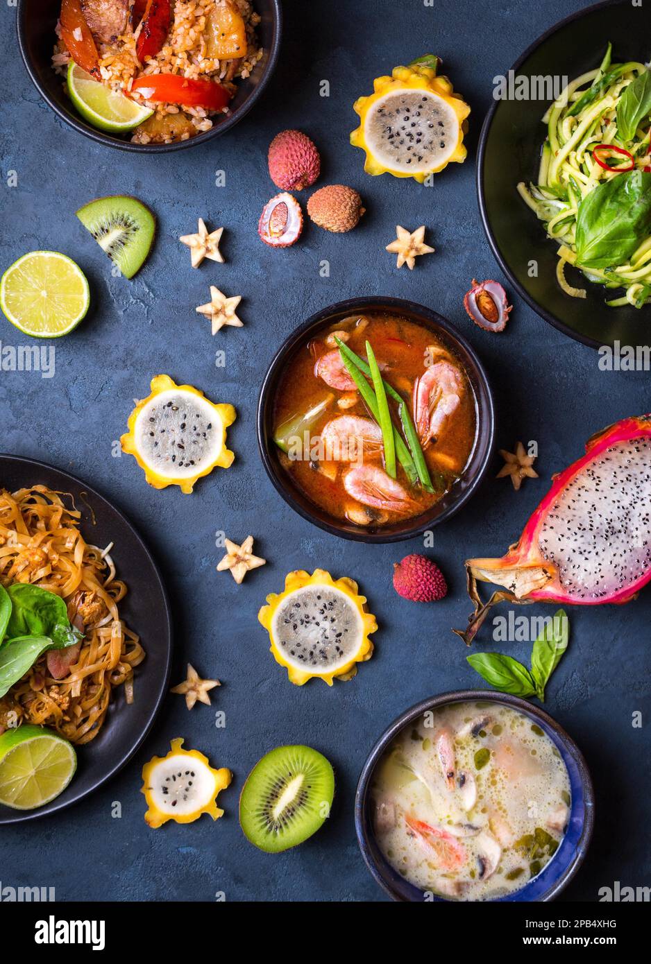 Gemischtes thailändisches Essen. Traditionelle thailändische Gerichte ...