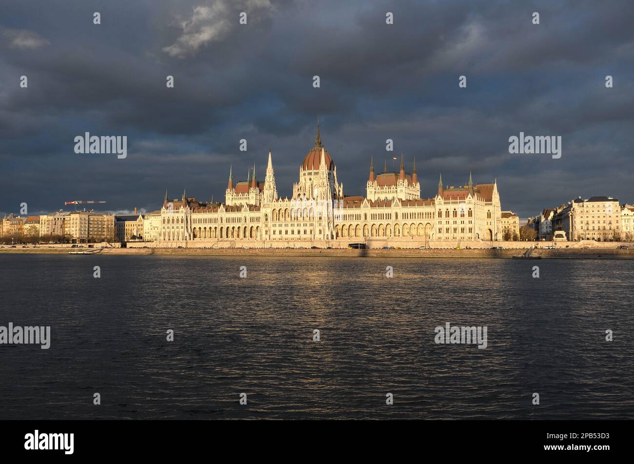 Blick auf das ungarische Parlamentsgebäude und das Parlamentsgebäude von Budapest Stockfoto