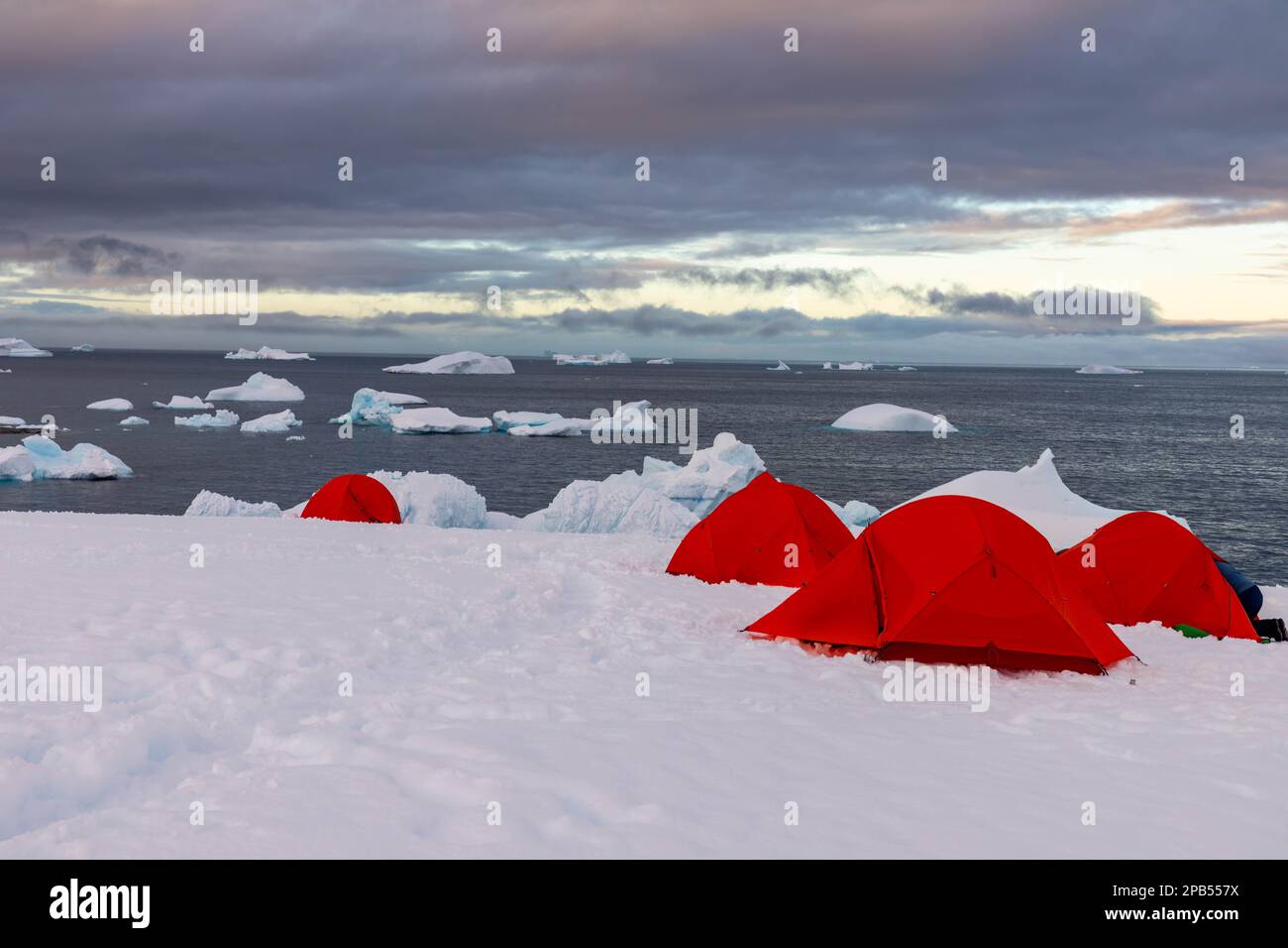 Abgelegener Wintercampingplatz am Portal Point in der Antarktis mit Blick auf die Bucht mit Eisbergen Stockfoto