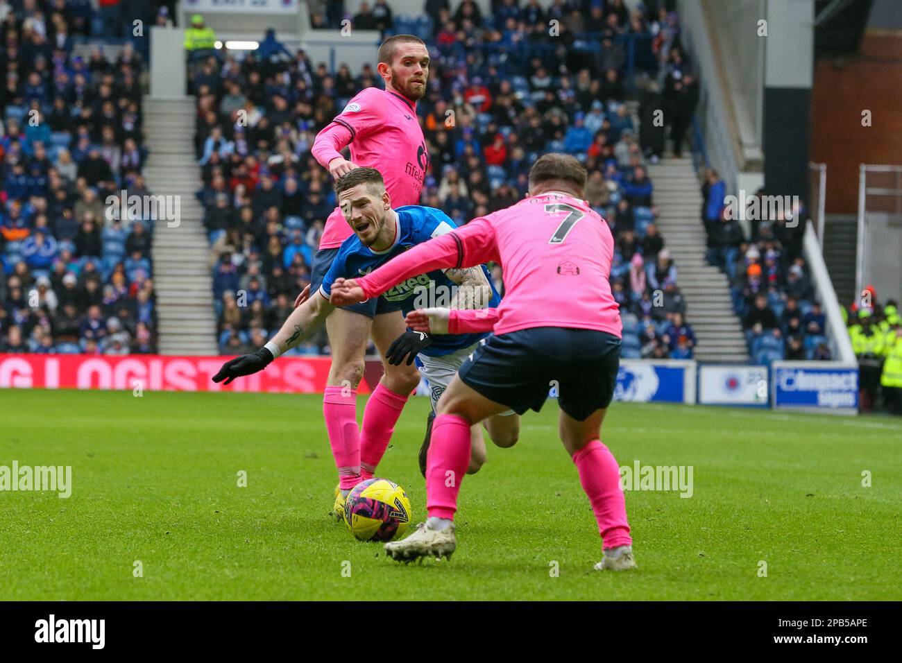 Glasgow, Großbritannien. 12. März 2023. UK. Rangers spielten Raith Rovers im Viertelfinale des Scottish Cup 2022 -2023 im Ibrox Park in Glasgow, dem Heimstadion des Rangers FC. Rangers gewannen 3:0 mit Toren von Connor Goldson (Nummer 6) in 42 Minuten und Scott Arfield (Nummer 37) in der 87 Minute. Es gab auch ein eigenes Tor von Ryan Nolan (Nummer 5) in der 58 Minute nach einem Defensivfehler. Kredit: Findlay/Alamy Live News Stockfoto Glasgow, Großbritannien. 12. März 2023. UK. Rangers spielten Raith Rovers im Viertelfinale des Scottish Cup 2022 -2023 im Ibrox Park in Glasgow, dem Heimstadion des Rangers FC. Rangers gewannen 3:0 mit Toren von Connor Goldson (Nummer 6) in 42 Minuten und Scott Arfield (Nummer 37) in der 87 Minute. Es gab auch ein eigenes Tor von Ryan Nolan (Nummer 5) in der 58 Minute nach einem Defensivfehler. Kredit: Findlay/Alamy Live News Stockfoto