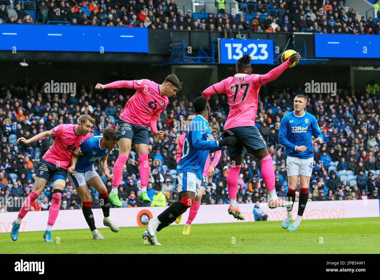 Glasgow, Großbritannien. 12. März 2023. UK. Rangers spielten Raith Rovers im Viertelfinale des Scottish Cup 2022 -2023 im Ibrox Park in Glasgow, dem Heimstadion des Rangers FC. Rangers gewannen 3:0 mit Toren von Connor Goldson (Nummer 6) in 42 Minuten und Scott Arfield (Nummer 37) in der 87 Minute. Es gab auch ein eigenes Tor von Ryan Nolan (Nummer 5) in der 58 Minute nach einem Defensivfehler. Kredit: Findlay/Alamy Live News Stockfoto Glasgow, Großbritannien. 12. März 2023. UK. Rangers spielten Raith Rovers im Viertelfinale des Scottish Cup 2022 -2023 im Ibrox Park in Glasgow, dem Heimstadion des Rangers FC. Rangers gewannen 3:0 mit Toren von Connor Goldson (Nummer 6) in 42 Minuten und Scott Arfield (Nummer 37) in der 87 Minute. Es gab auch ein eigenes Tor von Ryan Nolan (Nummer 5) in der 58 Minute nach einem Defensivfehler. Kredit: Findlay/Alamy Live News Stockfoto