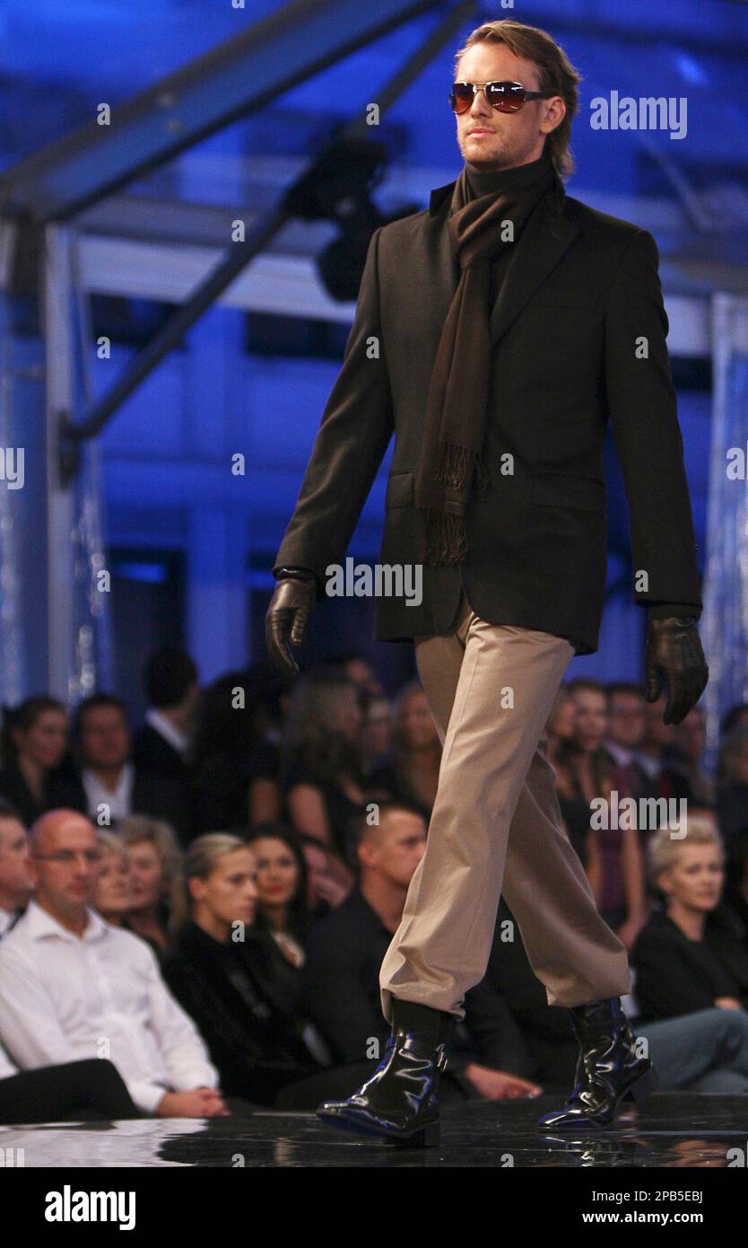 A model presents an outfit during the men's fall/winter 2007/08 Vistula and Wolczanka collection during a fashion show in Warsaw, Poland, Thursday, Sept. 6, 2007. ( AP Photo/Czarek Sokolowski) Stockfoto